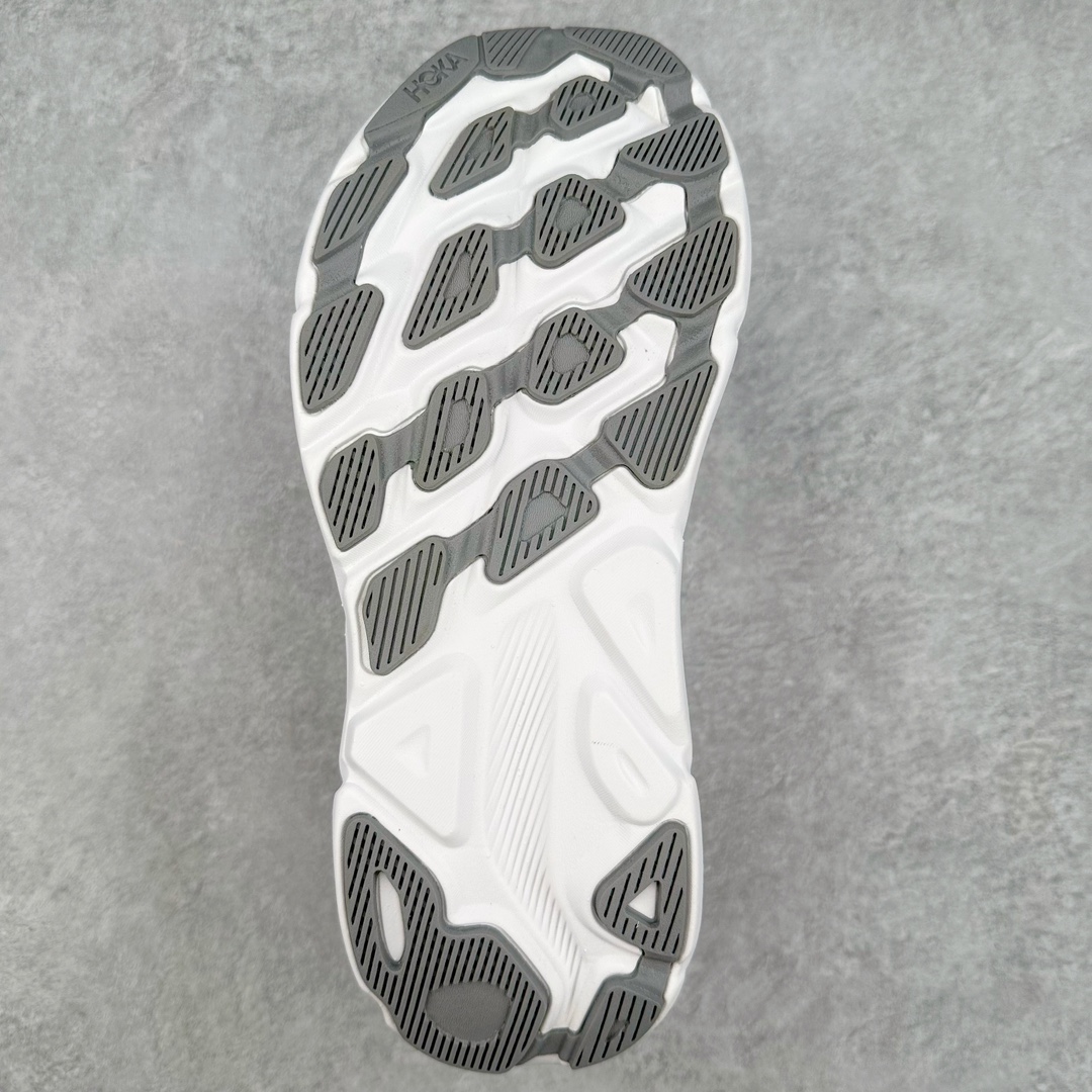 图片[9]-＃夏日福利特价 HOKA ONE ONE Clifton 克里夫顿9代专业性能减震公路跑步鞋 轻盈透气的针织网面和纱线的使用让鞋面更挺拔 增强鞋面的强度和支撑性能 搭配柔软的鞋舌 让双脚在舒适包裹中跑的更加畅快 全新泡棉中底 柔软的同时增强回弹性能 为不同跑者提供更平稳流畅的脚感 带来全面的缓冲保护 根据人体工程学设计的延长拉襟 后跟处弹软的海绵填充舒适固定 避免掉跟和摩擦 相比上一代光滑的内衬 Clifton 9的内衬增强了摩擦力 避免双脚在鞋内滑动 尺码：36 36.5 37.5 38 38.5 39 40 40.5 41 42 42.5 43 44 44.5 45-选品中心