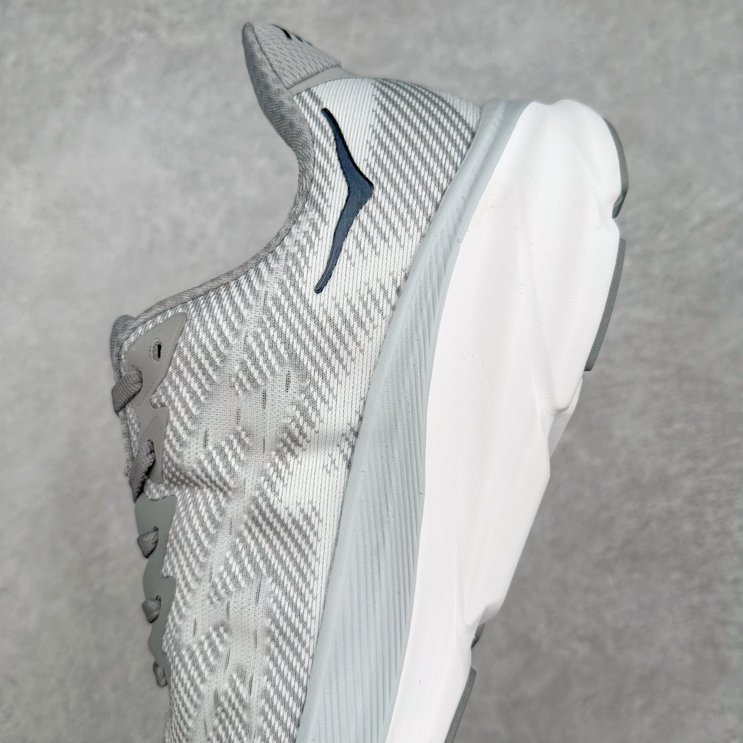 图片[7]-＃夏日福利特价 HOKA ONE ONE Clifton 克里夫顿9代专业性能减震公路跑步鞋 轻盈透气的针织网面和纱线的使用让鞋面更挺拔 增强鞋面的强度和支撑性能 搭配柔软的鞋舌 让双脚在舒适包裹中跑的更加畅快 全新泡棉中底 柔软的同时增强回弹性能 为不同跑者提供更平稳流畅的脚感 带来全面的缓冲保护 根据人体工程学设计的延长拉襟 后跟处弹软的海绵填充舒适固定 避免掉跟和摩擦 相比上一代光滑的内衬 Clifton 9的内衬增强了摩擦力 避免双脚在鞋内滑动 尺码：36 36.5 37.5 38 38.5 39 40 40.5 41 42 42.5 43 44 44.5 45-选品中心