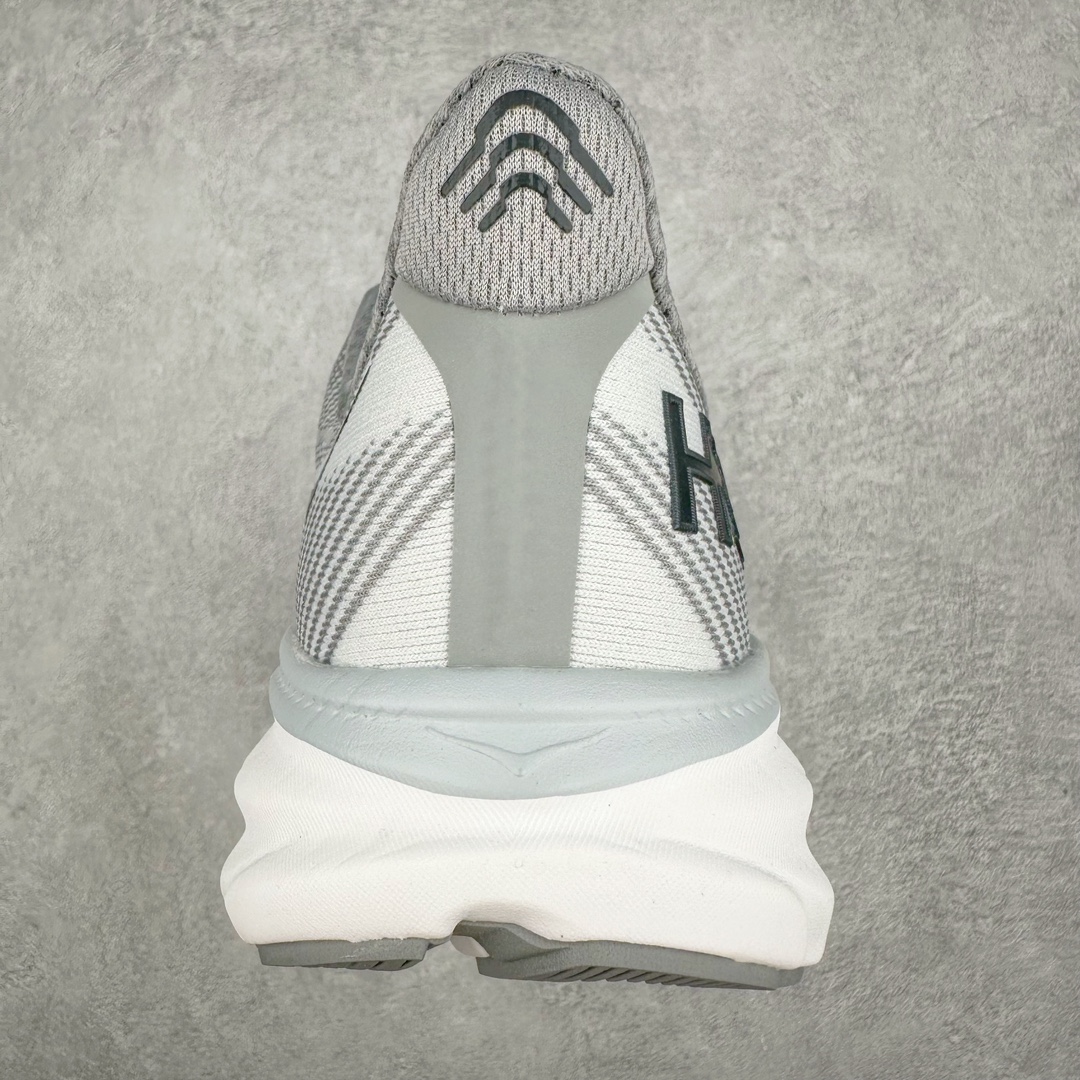 图片[8]-＃夏日福利特价 HOKA ONE ONE Clifton 克里夫顿9代专业性能减震公路跑步鞋 轻盈透气的针织网面和纱线的使用让鞋面更挺拔 增强鞋面的强度和支撑性能 搭配柔软的鞋舌 让双脚在舒适包裹中跑的更加畅快 全新泡棉中底 柔软的同时增强回弹性能 为不同跑者提供更平稳流畅的脚感 带来全面的缓冲保护 根据人体工程学设计的延长拉襟 后跟处弹软的海绵填充舒适固定 避免掉跟和摩擦 相比上一代光滑的内衬 Clifton 9的内衬增强了摩擦力 避免双脚在鞋内滑动 尺码：36 36.5 37.5 38 38.5 39 40 40.5 41 42 42.5 43 44 44.5 45-选品中心