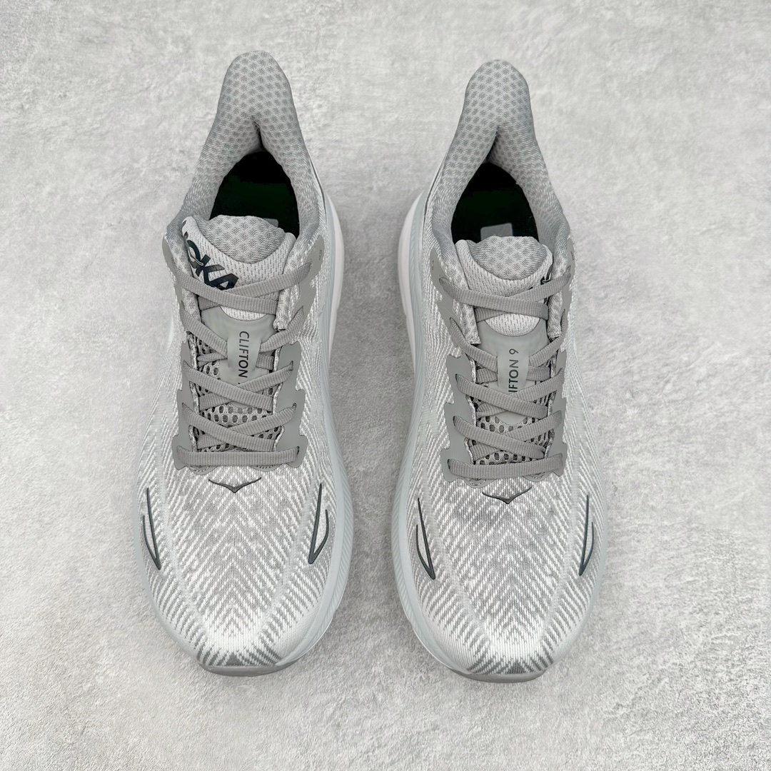 图片[2]-＃夏日福利特价 HOKA ONE ONE Clifton 克里夫顿9代专业性能减震公路跑步鞋 轻盈透气的针织网面和纱线的使用让鞋面更挺拔 增强鞋面的强度和支撑性能 搭配柔软的鞋舌 让双脚在舒适包裹中跑的更加畅快 全新泡棉中底 柔软的同时增强回弹性能 为不同跑者提供更平稳流畅的脚感 带来全面的缓冲保护 根据人体工程学设计的延长拉襟 后跟处弹软的海绵填充舒适固定 避免掉跟和摩擦 相比上一代光滑的内衬 Clifton 9的内衬增强了摩擦力 避免双脚在鞋内滑动 尺码：36 36.5 37.5 38 38.5 39 40 40.5 41 42 42.5 43 44 44.5 45-选品中心