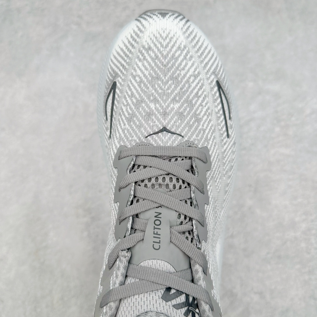 图片[4]-＃夏日福利特价 HOKA ONE ONE Clifton 克里夫顿9代专业性能减震公路跑步鞋 轻盈透气的针织网面和纱线的使用让鞋面更挺拔 增强鞋面的强度和支撑性能 搭配柔软的鞋舌 让双脚在舒适包裹中跑的更加畅快 全新泡棉中底 柔软的同时增强回弹性能 为不同跑者提供更平稳流畅的脚感 带来全面的缓冲保护 根据人体工程学设计的延长拉襟 后跟处弹软的海绵填充舒适固定 避免掉跟和摩擦 相比上一代光滑的内衬 Clifton 9的内衬增强了摩擦力 避免双脚在鞋内滑动 尺码：36 36.5 37.5 38 38.5 39 40 40.5 41 42 42.5 43 44 44.5 45-选品中心