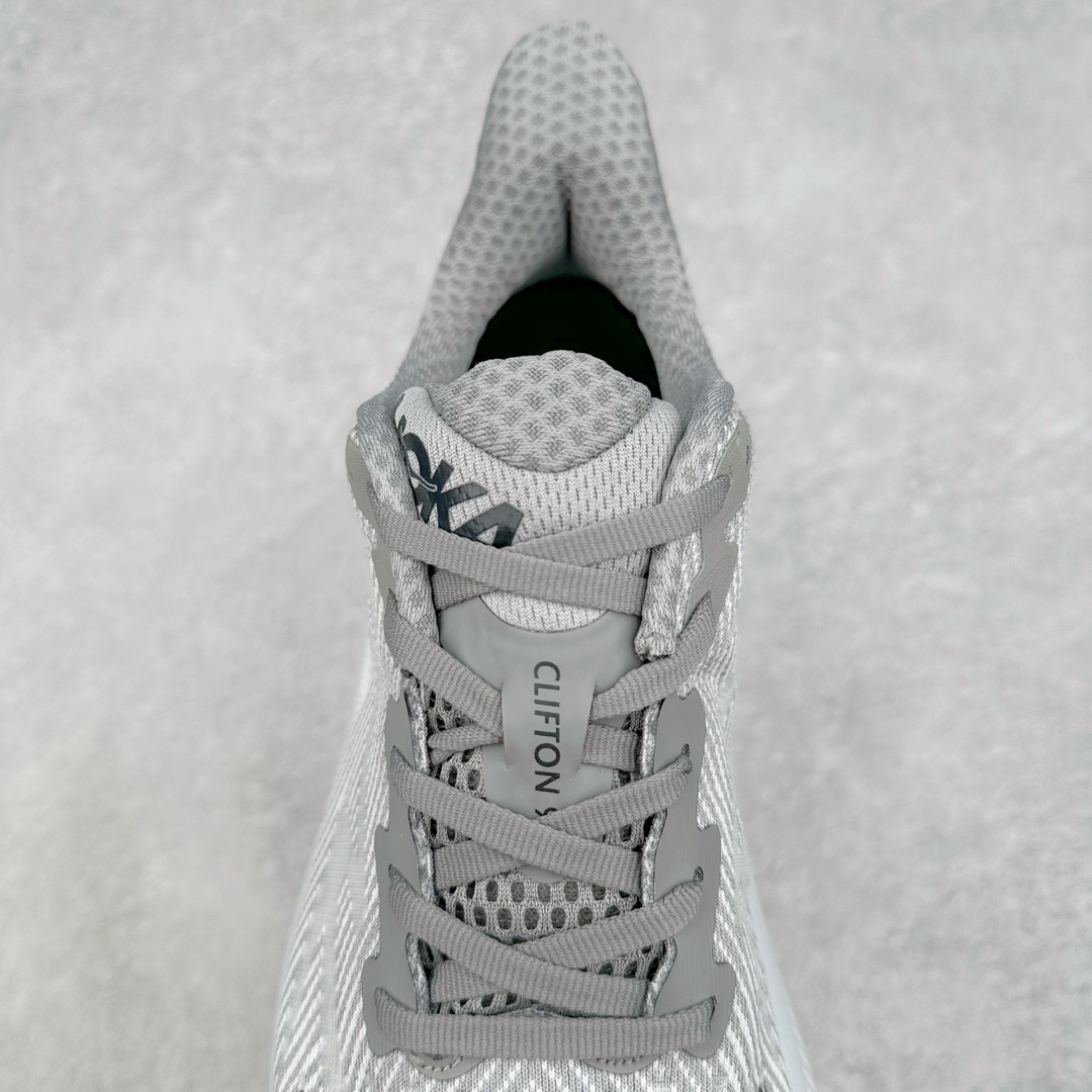 图片[5]-＃夏日福利特价 HOKA ONE ONE Clifton 克里夫顿9代专业性能减震公路跑步鞋 轻盈透气的针织网面和纱线的使用让鞋面更挺拔 增强鞋面的强度和支撑性能 搭配柔软的鞋舌 让双脚在舒适包裹中跑的更加畅快 全新泡棉中底 柔软的同时增强回弹性能 为不同跑者提供更平稳流畅的脚感 带来全面的缓冲保护 根据人体工程学设计的延长拉襟 后跟处弹软的海绵填充舒适固定 避免掉跟和摩擦 相比上一代光滑的内衬 Clifton 9的内衬增强了摩擦力 避免双脚在鞋内滑动 尺码：36 36.5 37.5 38 38.5 39 40 40.5 41 42 42.5 43 44 44.5 45-选品中心
