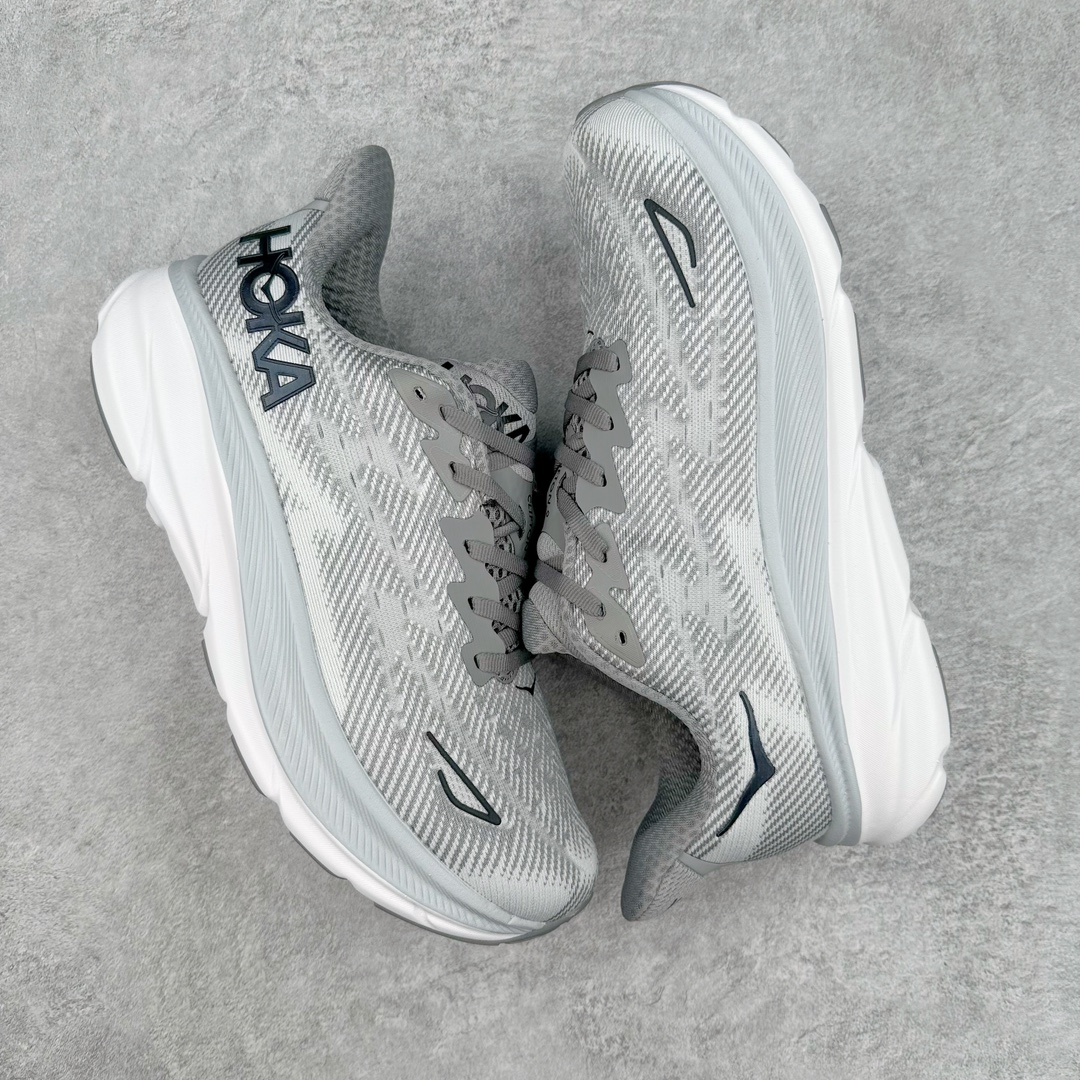 图片[3]-＃夏日福利特价 HOKA ONE ONE Clifton 克里夫顿9代专业性能减震公路跑步鞋 轻盈透气的针织网面和纱线的使用让鞋面更挺拔 增强鞋面的强度和支撑性能 搭配柔软的鞋舌 让双脚在舒适包裹中跑的更加畅快 全新泡棉中底 柔软的同时增强回弹性能 为不同跑者提供更平稳流畅的脚感 带来全面的缓冲保护 根据人体工程学设计的延长拉襟 后跟处弹软的海绵填充舒适固定 避免掉跟和摩擦 相比上一代光滑的内衬 Clifton 9的内衬增强了摩擦力 避免双脚在鞋内滑动 尺码：36 36.5 37.5 38 38.5 39 40 40.5 41 42 42.5 43 44 44.5 45-选品中心