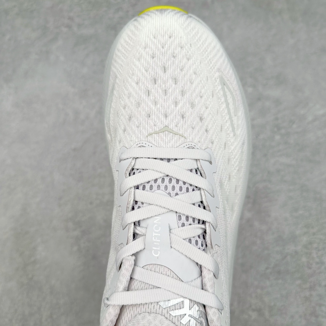 图片[4]-＃夏日福利特价 HOKA ONE ONE Clifton 克里夫顿9代专业性能减震公路跑步鞋 轻盈透气的针织网面和纱线的使用让鞋面更挺拔 增强鞋面的强度和支撑性能 搭配柔软的鞋舌 让双脚在舒适包裹中跑的更加畅快 全新泡棉中底 柔软的同时增强回弹性能 为不同跑者提供更平稳流畅的脚感 带来全面的缓冲保护 根据人体工程学设计的延长拉襟 后跟处弹软的海绵填充舒适固定 避免掉跟和摩擦 相比上一代光滑的内衬 Clifton 9的内衬增强了摩擦力 避免双脚在鞋内滑动 尺码：36 36.5 37.5 38 38.5 39 40 40.5 41 42 42.5 43 44 44.5 45-选品中心