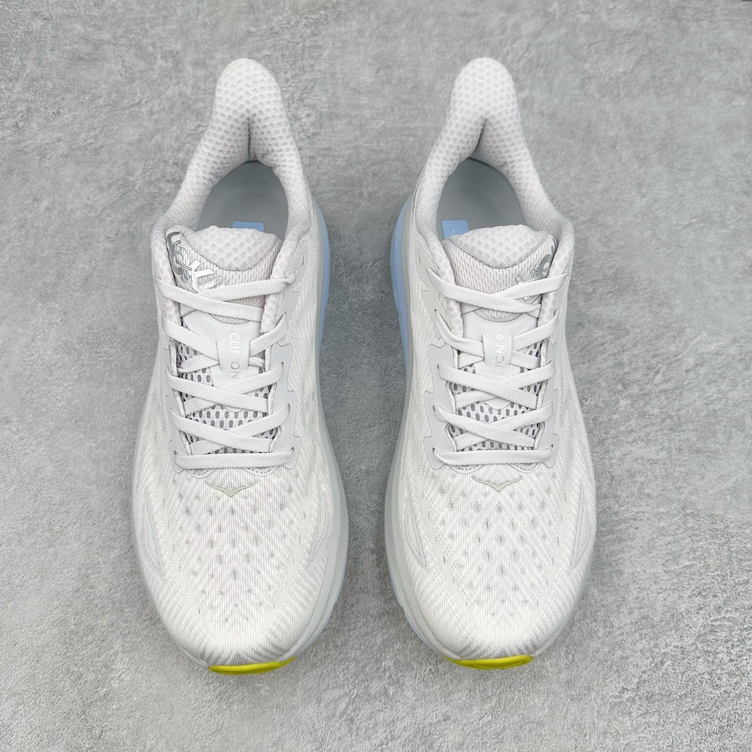 图片[2]-＃夏日福利特价 HOKA ONE ONE Clifton 克里夫顿9代专业性能减震公路跑步鞋 轻盈透气的针织网面和纱线的使用让鞋面更挺拔 增强鞋面的强度和支撑性能 搭配柔软的鞋舌 让双脚在舒适包裹中跑的更加畅快 全新泡棉中底 柔软的同时增强回弹性能 为不同跑者提供更平稳流畅的脚感 带来全面的缓冲保护 根据人体工程学设计的延长拉襟 后跟处弹软的海绵填充舒适固定 避免掉跟和摩擦 相比上一代光滑的内衬 Clifton 9的内衬增强了摩擦力 避免双脚在鞋内滑动 尺码：36 36.5 37.5 38 38.5 39 40 40.5 41 42 42.5 43 44 44.5 45-选品中心