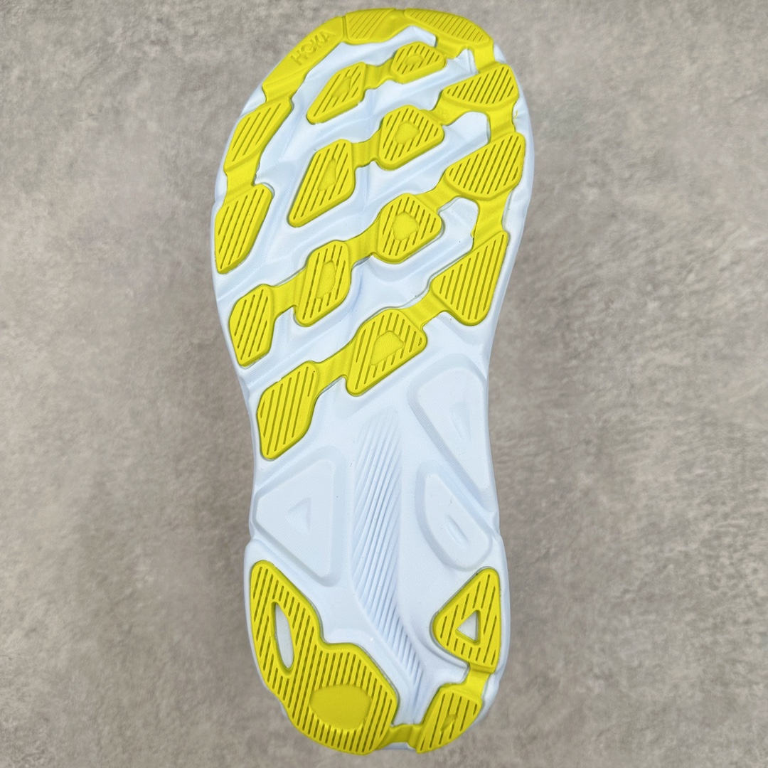 图片[9]-＃夏日福利特价 HOKA ONE ONE Clifton 克里夫顿9代专业性能减震公路跑步鞋 轻盈透气的针织网面和纱线的使用让鞋面更挺拔 增强鞋面的强度和支撑性能 搭配柔软的鞋舌 让双脚在舒适包裹中跑的更加畅快 全新泡棉中底 柔软的同时增强回弹性能 为不同跑者提供更平稳流畅的脚感 带来全面的缓冲保护 根据人体工程学设计的延长拉襟 后跟处弹软的海绵填充舒适固定 避免掉跟和摩擦 相比上一代光滑的内衬 Clifton 9的内衬增强了摩擦力 避免双脚在鞋内滑动 尺码：36 36.5 37.5 38 38.5 39 40 40.5 41 42 42.5 43 44 44.5 45-选品中心