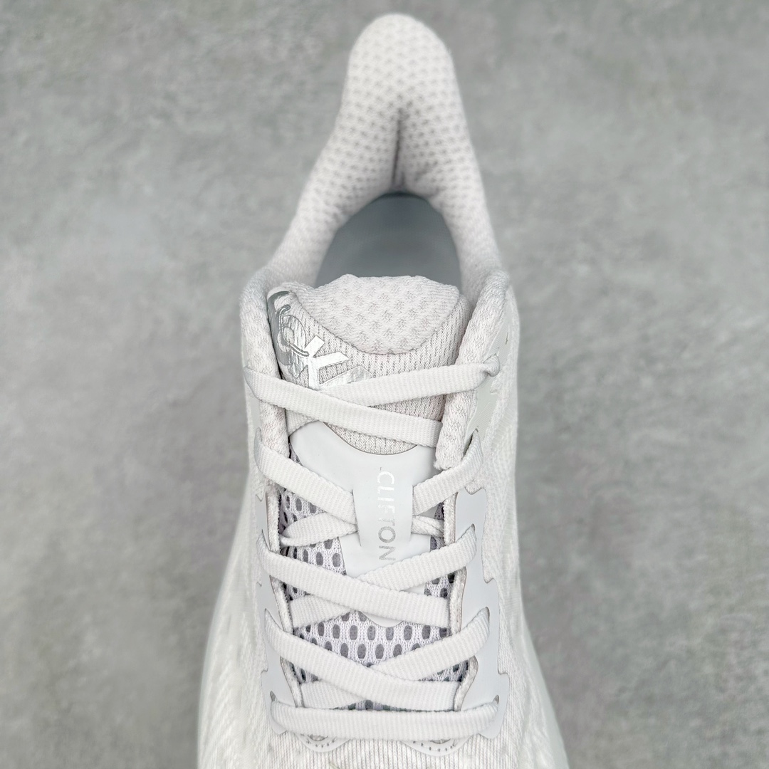 图片[5]-＃夏日福利特价 HOKA ONE ONE Clifton 克里夫顿9代专业性能减震公路跑步鞋 轻盈透气的针织网面和纱线的使用让鞋面更挺拔 增强鞋面的强度和支撑性能 搭配柔软的鞋舌 让双脚在舒适包裹中跑的更加畅快 全新泡棉中底 柔软的同时增强回弹性能 为不同跑者提供更平稳流畅的脚感 带来全面的缓冲保护 根据人体工程学设计的延长拉襟 后跟处弹软的海绵填充舒适固定 避免掉跟和摩擦 相比上一代光滑的内衬 Clifton 9的内衬增强了摩擦力 避免双脚在鞋内滑动 尺码：36 36.5 37.5 38 38.5 39 40 40.5 41 42 42.5 43 44 44.5 45-选品中心