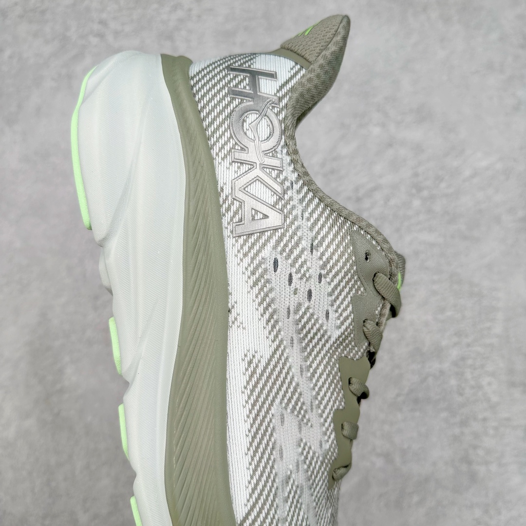 图片[6]-＃夏日福利特价 HOKA ONE ONE Clifton 克里夫顿9代专业性能减震公路跑步鞋 轻盈透气的针织网面和纱线的使用让鞋面更挺拔 增强鞋面的强度和支撑性能 搭配柔软的鞋舌 让双脚在舒适包裹中跑的更加畅快 全新泡棉中底 柔软的同时增强回弹性能 为不同跑者提供更平稳流畅的脚感 带来全面的缓冲保护 根据人体工程学设计的延长拉襟 后跟处弹软的海绵填充舒适固定 避免掉跟和摩擦 相比上一代光滑的内衬 Clifton 9的内衬增强了摩擦力 避免双脚在鞋内滑动 尺码：36 36.5 37.5 38 38.5 39 40 40.5 41 42 42.5 43 44 44.5 45-选品中心