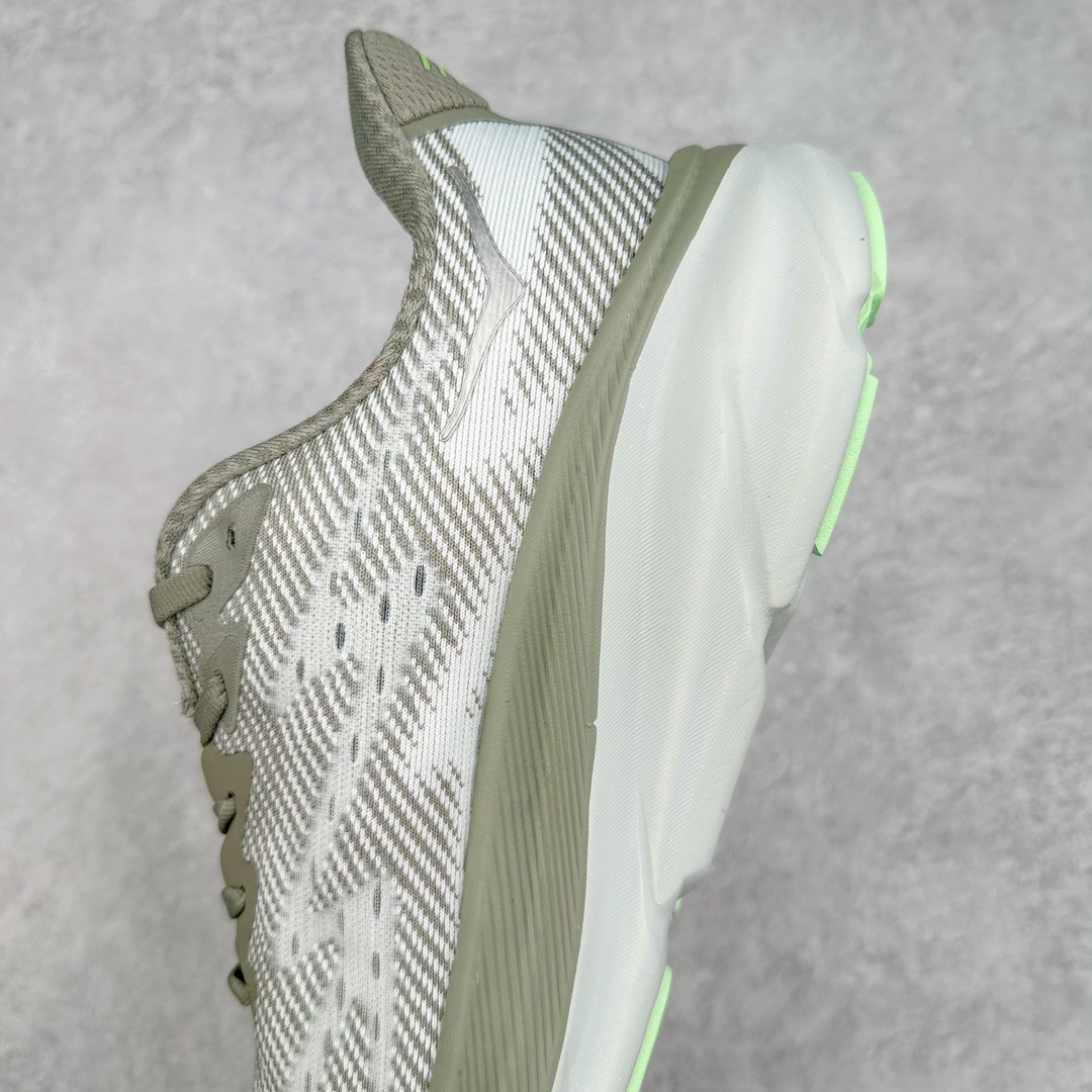 图片[7]-＃夏日福利特价 HOKA ONE ONE Clifton 克里夫顿9代专业性能减震公路跑步鞋 轻盈透气的针织网面和纱线的使用让鞋面更挺拔 增强鞋面的强度和支撑性能 搭配柔软的鞋舌 让双脚在舒适包裹中跑的更加畅快 全新泡棉中底 柔软的同时增强回弹性能 为不同跑者提供更平稳流畅的脚感 带来全面的缓冲保护 根据人体工程学设计的延长拉襟 后跟处弹软的海绵填充舒适固定 避免掉跟和摩擦 相比上一代光滑的内衬 Clifton 9的内衬增强了摩擦力 避免双脚在鞋内滑动 尺码：36 36.5 37.5 38 38.5 39 40 40.5 41 42 42.5 43 44 44.5 45-选品中心