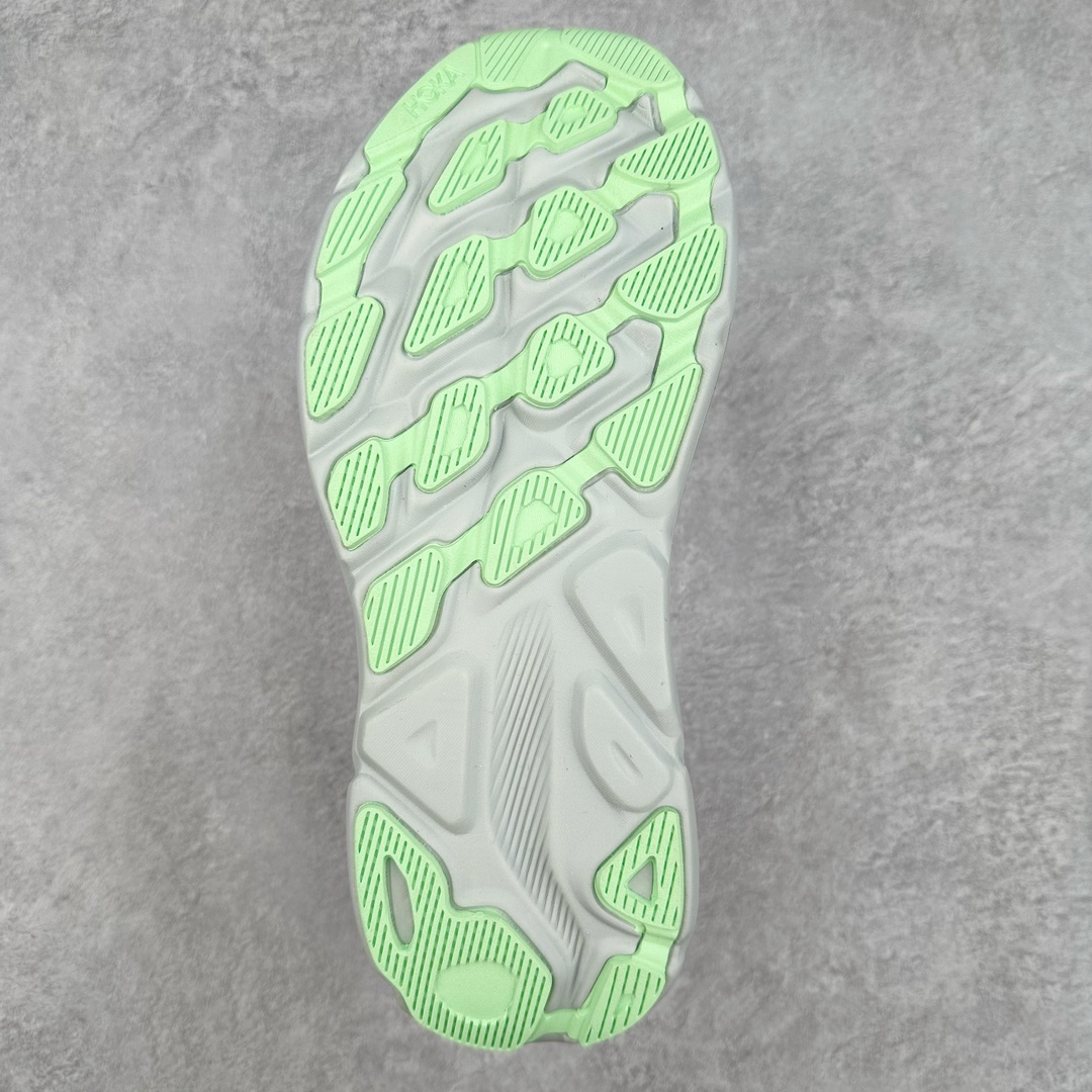 图片[9]-＃夏日福利特价 HOKA ONE ONE Clifton 克里夫顿9代专业性能减震公路跑步鞋 轻盈透气的针织网面和纱线的使用让鞋面更挺拔 增强鞋面的强度和支撑性能 搭配柔软的鞋舌 让双脚在舒适包裹中跑的更加畅快 全新泡棉中底 柔软的同时增强回弹性能 为不同跑者提供更平稳流畅的脚感 带来全面的缓冲保护 根据人体工程学设计的延长拉襟 后跟处弹软的海绵填充舒适固定 避免掉跟和摩擦 相比上一代光滑的内衬 Clifton 9的内衬增强了摩擦力 避免双脚在鞋内滑动 尺码：36 36.5 37.5 38 38.5 39 40 40.5 41 42 42.5 43 44 44.5 45-选品中心
