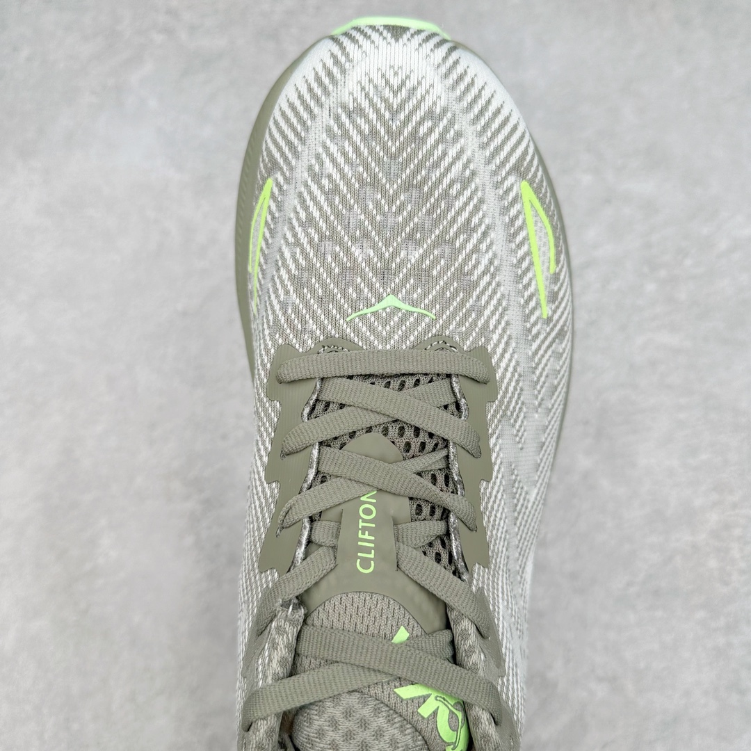 图片[4]-＃夏日福利特价 HOKA ONE ONE Clifton 克里夫顿9代专业性能减震公路跑步鞋 轻盈透气的针织网面和纱线的使用让鞋面更挺拔 增强鞋面的强度和支撑性能 搭配柔软的鞋舌 让双脚在舒适包裹中跑的更加畅快 全新泡棉中底 柔软的同时增强回弹性能 为不同跑者提供更平稳流畅的脚感 带来全面的缓冲保护 根据人体工程学设计的延长拉襟 后跟处弹软的海绵填充舒适固定 避免掉跟和摩擦 相比上一代光滑的内衬 Clifton 9的内衬增强了摩擦力 避免双脚在鞋内滑动 尺码：36 36.5 37.5 38 38.5 39 40 40.5 41 42 42.5 43 44 44.5 45-选品中心