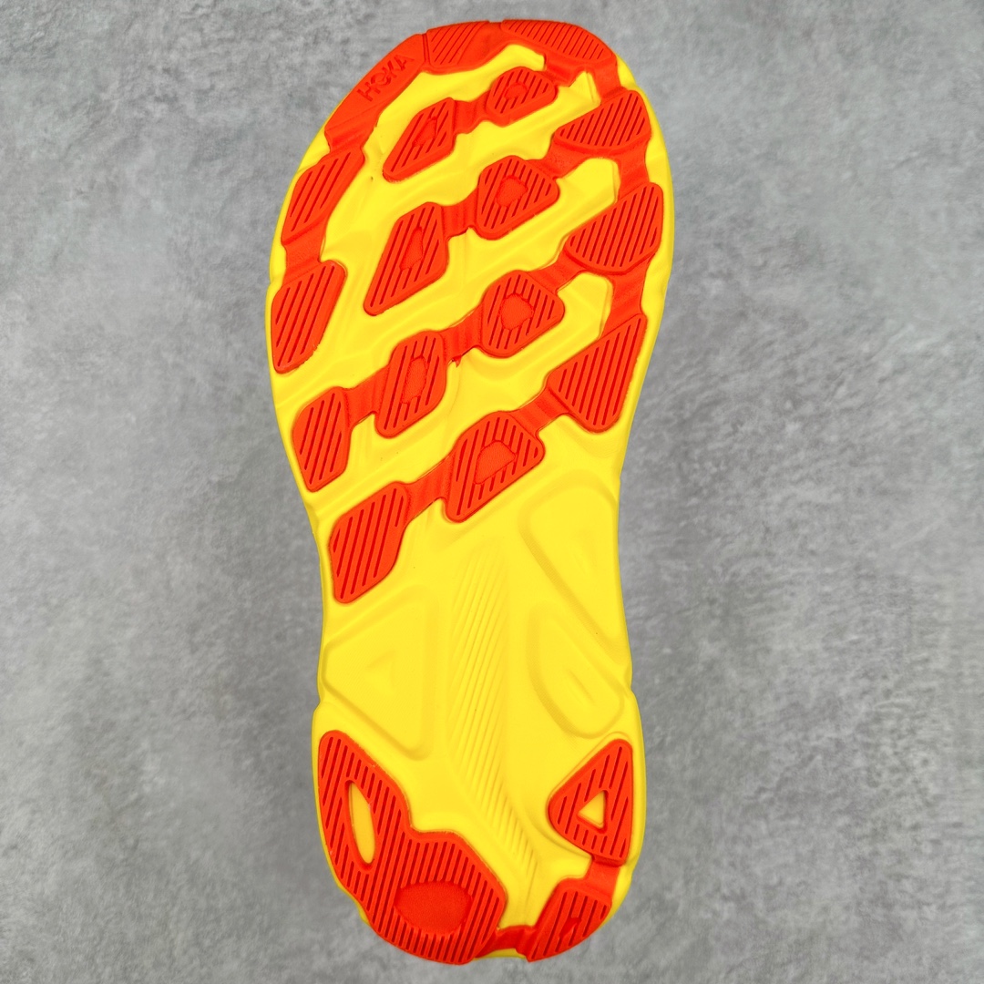 图片[9]-＃夏日福利特价 HOKA ONE ONE Clifton 克里夫顿9代专业性能减震公路跑步鞋 轻盈透气的针织网面和纱线的使用让鞋面更挺拔 增强鞋面的强度和支撑性能 搭配柔软的鞋舌 让双脚在舒适包裹中跑的更加畅快 全新泡棉中底 柔软的同时增强回弹性能 为不同跑者提供更平稳流畅的脚感 带来全面的缓冲保护 根据人体工程学设计的延长拉襟 后跟处弹软的海绵填充舒适固定 避免掉跟和摩擦 相比上一代光滑的内衬 Clifton 9的内衬增强了摩擦力 避免双脚在鞋内滑动 尺码：36 36.5 37.5 38 38.5 39 40 40.5 41 42 42.5 43 44 44.5 45-选品中心