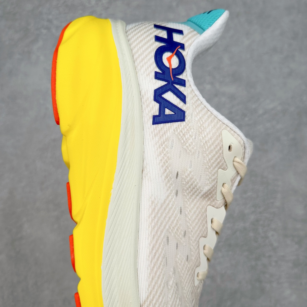 图片[6]-＃夏日福利特价 HOKA ONE ONE Clifton 克里夫顿9代专业性能减震公路跑步鞋 轻盈透气的针织网面和纱线的使用让鞋面更挺拔 增强鞋面的强度和支撑性能 搭配柔软的鞋舌 让双脚在舒适包裹中跑的更加畅快 全新泡棉中底 柔软的同时增强回弹性能 为不同跑者提供更平稳流畅的脚感 带来全面的缓冲保护 根据人体工程学设计的延长拉襟 后跟处弹软的海绵填充舒适固定 避免掉跟和摩擦 相比上一代光滑的内衬 Clifton 9的内衬增强了摩擦力 避免双脚在鞋内滑动 尺码：36 36.5 37.5 38 38.5 39 40 40.5 41 42 42.5 43 44 44.5 45-选品中心