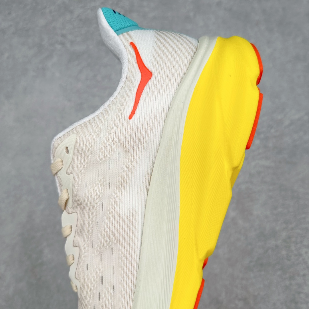 图片[7]-＃夏日福利特价 HOKA ONE ONE Clifton 克里夫顿9代专业性能减震公路跑步鞋 轻盈透气的针织网面和纱线的使用让鞋面更挺拔 增强鞋面的强度和支撑性能 搭配柔软的鞋舌 让双脚在舒适包裹中跑的更加畅快 全新泡棉中底 柔软的同时增强回弹性能 为不同跑者提供更平稳流畅的脚感 带来全面的缓冲保护 根据人体工程学设计的延长拉襟 后跟处弹软的海绵填充舒适固定 避免掉跟和摩擦 相比上一代光滑的内衬 Clifton 9的内衬增强了摩擦力 避免双脚在鞋内滑动 尺码：36 36.5 37.5 38 38.5 39 40 40.5 41 42 42.5 43 44 44.5 45-选品中心