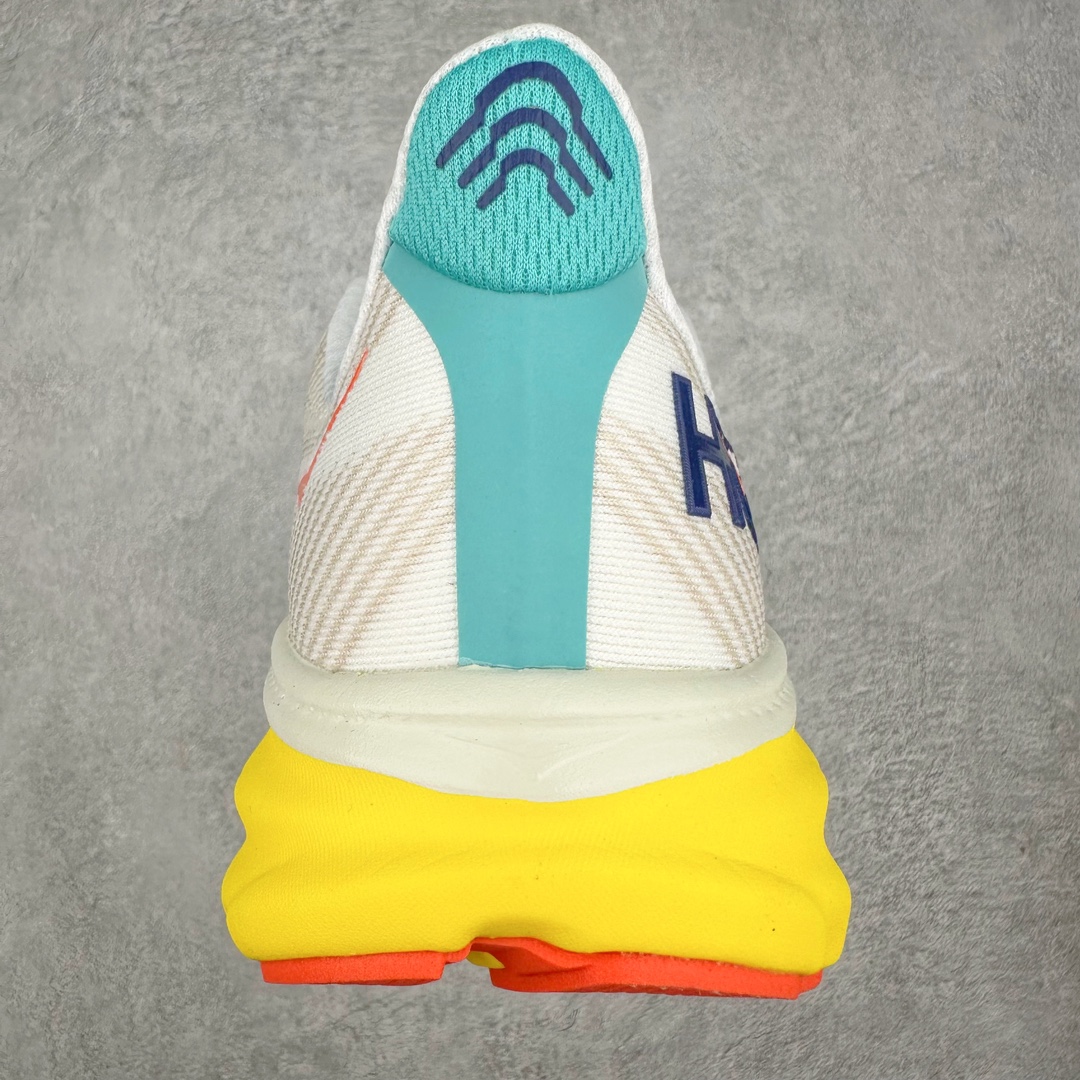 图片[8]-＃夏日福利特价 HOKA ONE ONE Clifton 克里夫顿9代专业性能减震公路跑步鞋 轻盈透气的针织网面和纱线的使用让鞋面更挺拔 增强鞋面的强度和支撑性能 搭配柔软的鞋舌 让双脚在舒适包裹中跑的更加畅快 全新泡棉中底 柔软的同时增强回弹性能 为不同跑者提供更平稳流畅的脚感 带来全面的缓冲保护 根据人体工程学设计的延长拉襟 后跟处弹软的海绵填充舒适固定 避免掉跟和摩擦 相比上一代光滑的内衬 Clifton 9的内衬增强了摩擦力 避免双脚在鞋内滑动 尺码：36 36.5 37.5 38 38.5 39 40 40.5 41 42 42.5 43 44 44.5 45-选品中心