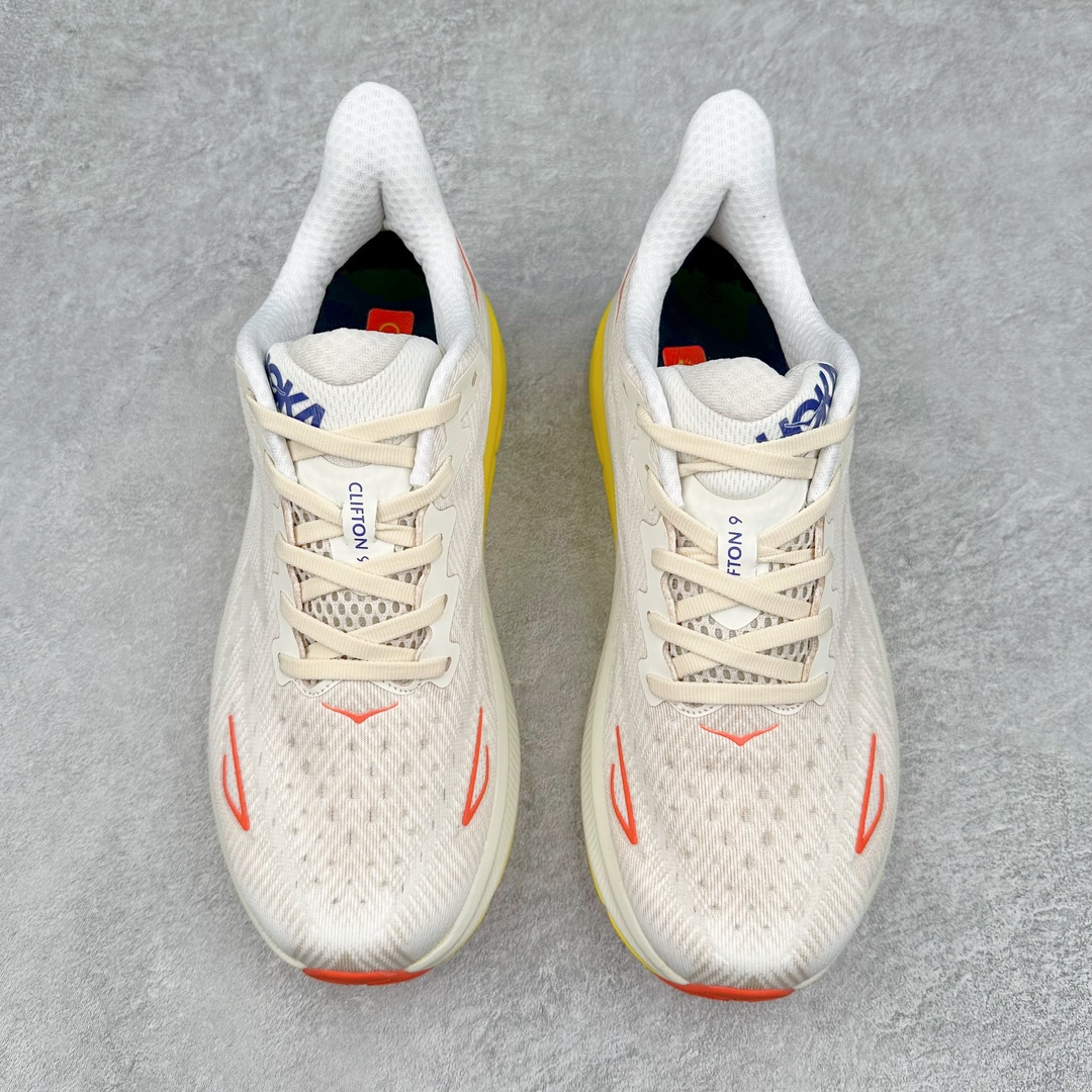图片[2]-＃夏日福利特价 HOKA ONE ONE Clifton 克里夫顿9代专业性能减震公路跑步鞋 轻盈透气的针织网面和纱线的使用让鞋面更挺拔 增强鞋面的强度和支撑性能 搭配柔软的鞋舌 让双脚在舒适包裹中跑的更加畅快 全新泡棉中底 柔软的同时增强回弹性能 为不同跑者提供更平稳流畅的脚感 带来全面的缓冲保护 根据人体工程学设计的延长拉襟 后跟处弹软的海绵填充舒适固定 避免掉跟和摩擦 相比上一代光滑的内衬 Clifton 9的内衬增强了摩擦力 避免双脚在鞋内滑动 尺码：36 36.5 37.5 38 38.5 39 40 40.5 41 42 42.5 43 44 44.5 45-选品中心