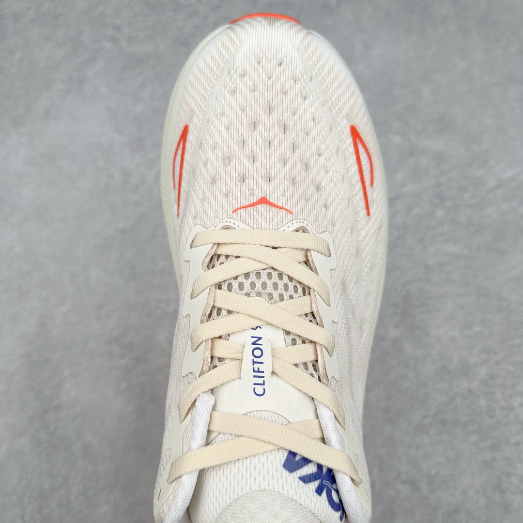 图片[4]-＃夏日福利特价 HOKA ONE ONE Clifton 克里夫顿9代专业性能减震公路跑步鞋 轻盈透气的针织网面和纱线的使用让鞋面更挺拔 增强鞋面的强度和支撑性能 搭配柔软的鞋舌 让双脚在舒适包裹中跑的更加畅快 全新泡棉中底 柔软的同时增强回弹性能 为不同跑者提供更平稳流畅的脚感 带来全面的缓冲保护 根据人体工程学设计的延长拉襟 后跟处弹软的海绵填充舒适固定 避免掉跟和摩擦 相比上一代光滑的内衬 Clifton 9的内衬增强了摩擦力 避免双脚在鞋内滑动 尺码：36 36.5 37.5 38 38.5 39 40 40.5 41 42 42.5 43 44 44.5 45-选品中心