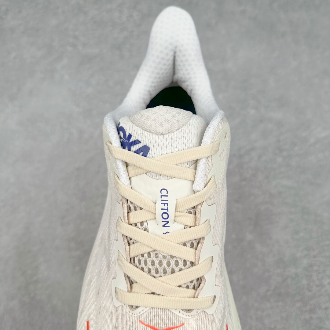 图片[5]-＃夏日福利特价 HOKA ONE ONE Clifton 克里夫顿9代专业性能减震公路跑步鞋 轻盈透气的针织网面和纱线的使用让鞋面更挺拔 增强鞋面的强度和支撑性能 搭配柔软的鞋舌 让双脚在舒适包裹中跑的更加畅快 全新泡棉中底 柔软的同时增强回弹性能 为不同跑者提供更平稳流畅的脚感 带来全面的缓冲保护 根据人体工程学设计的延长拉襟 后跟处弹软的海绵填充舒适固定 避免掉跟和摩擦 相比上一代光滑的内衬 Clifton 9的内衬增强了摩擦力 避免双脚在鞋内滑动 尺码：36 36.5 37.5 38 38.5 39 40 40.5 41 42 42.5 43 44 44.5 45-选品中心
