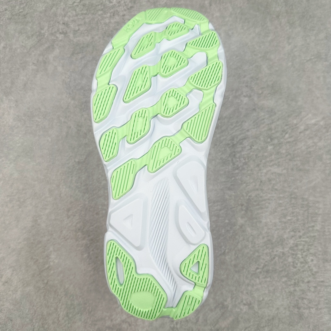 图片[9]-＃夏日福利特价 HOKA ONE ONE Clifton 克里夫顿9代专业性能减震公路跑步鞋 轻盈透气的针织网面和纱线的使用让鞋面更挺拔 增强鞋面的强度和支撑性能 搭配柔软的鞋舌 让双脚在舒适包裹中跑的更加畅快 全新泡棉中底 柔软的同时增强回弹性能 为不同跑者提供更平稳流畅的脚感 带来全面的缓冲保护 根据人体工程学设计的延长拉襟 后跟处弹软的海绵填充舒适固定 避免掉跟和摩擦 相比上一代光滑的内衬 Clifton 9的内衬增强了摩擦力 避免双脚在鞋内滑动 尺码：36 36.5 37.5 38 38.5 39 40 40.5 41 42 42.5 43 44 44.5 45-选品中心