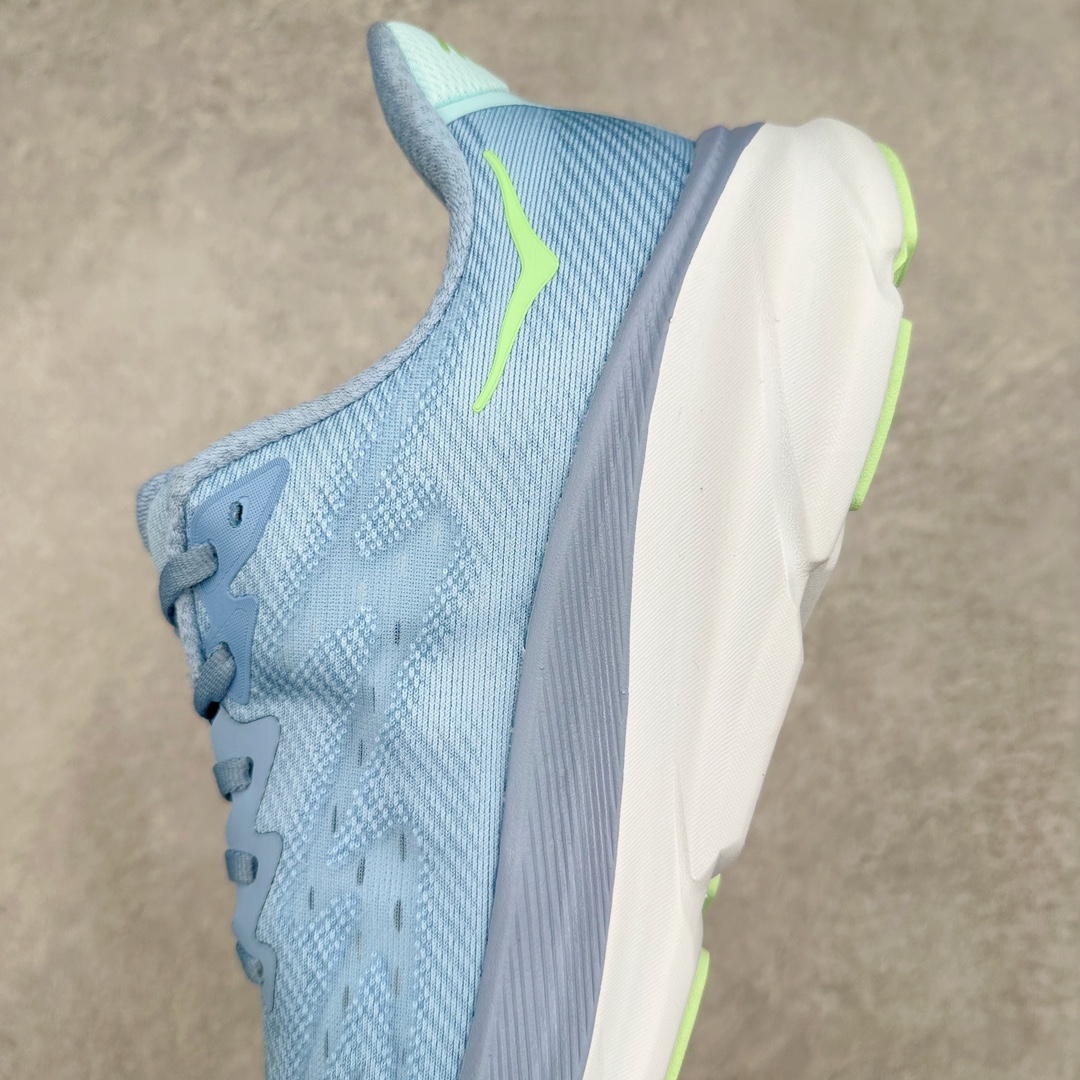 图片[7]-＃夏日福利特价 HOKA ONE ONE Clifton 克里夫顿9代专业性能减震公路跑步鞋 轻盈透气的针织网面和纱线的使用让鞋面更挺拔 增强鞋面的强度和支撑性能 搭配柔软的鞋舌 让双脚在舒适包裹中跑的更加畅快 全新泡棉中底 柔软的同时增强回弹性能 为不同跑者提供更平稳流畅的脚感 带来全面的缓冲保护 根据人体工程学设计的延长拉襟 后跟处弹软的海绵填充舒适固定 避免掉跟和摩擦 相比上一代光滑的内衬 Clifton 9的内衬增强了摩擦力 避免双脚在鞋内滑动 尺码：36 36.5 37.5 38 38.5 39 40 40.5 41 42 42.5 43 44 44.5 45-选品中心