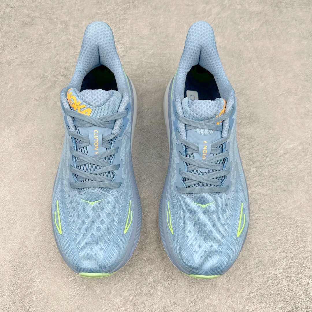图片[2]-＃夏日福利特价 HOKA ONE ONE Clifton 克里夫顿9代专业性能减震公路跑步鞋 轻盈透气的针织网面和纱线的使用让鞋面更挺拔 增强鞋面的强度和支撑性能 搭配柔软的鞋舌 让双脚在舒适包裹中跑的更加畅快 全新泡棉中底 柔软的同时增强回弹性能 为不同跑者提供更平稳流畅的脚感 带来全面的缓冲保护 根据人体工程学设计的延长拉襟 后跟处弹软的海绵填充舒适固定 避免掉跟和摩擦 相比上一代光滑的内衬 Clifton 9的内衬增强了摩擦力 避免双脚在鞋内滑动 尺码：36 36.5 37.5 38 38.5 39 40 40.5 41 42 42.5 43 44 44.5 45-选品中心