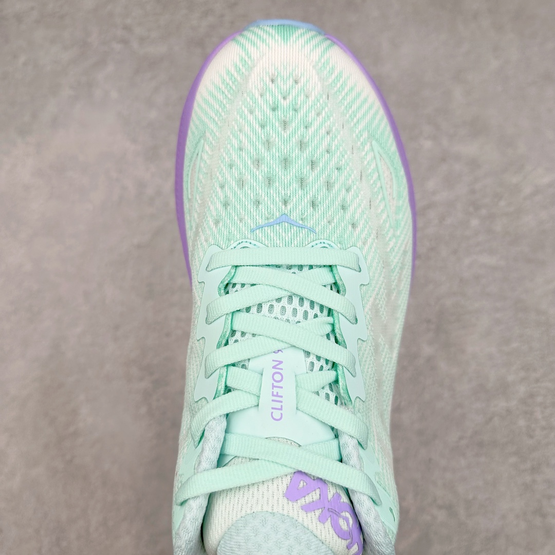 图片[4]-＃夏日福利特价 HOKA ONE ONE Clifton 克里夫顿9代专业性能减震公路跑步鞋 轻盈透气的针织网面和纱线的使用让鞋面更挺拔 增强鞋面的强度和支撑性能 搭配柔软的鞋舌 让双脚在舒适包裹中跑的更加畅快 全新泡棉中底 柔软的同时增强回弹性能 为不同跑者提供更平稳流畅的脚感 带来全面的缓冲保护 根据人体工程学设计的延长拉襟 后跟处弹软的海绵填充舒适固定 避免掉跟和摩擦 相比上一代光滑的内衬 Clifton 9的内衬增强了摩擦力 避免双脚在鞋内滑动 尺码：36 36.5 37.5 38 38.5 39 40 40.5 41 42 42.5 43 44 44.5 45-选品中心