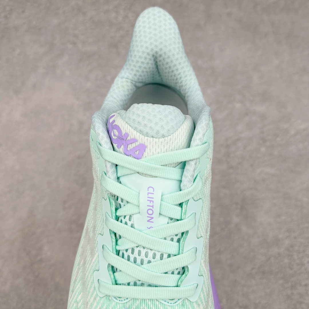 图片[5]-＃夏日福利特价 HOKA ONE ONE Clifton 克里夫顿9代专业性能减震公路跑步鞋 轻盈透气的针织网面和纱线的使用让鞋面更挺拔 增强鞋面的强度和支撑性能 搭配柔软的鞋舌 让双脚在舒适包裹中跑的更加畅快 全新泡棉中底 柔软的同时增强回弹性能 为不同跑者提供更平稳流畅的脚感 带来全面的缓冲保护 根据人体工程学设计的延长拉襟 后跟处弹软的海绵填充舒适固定 避免掉跟和摩擦 相比上一代光滑的内衬 Clifton 9的内衬增强了摩擦力 避免双脚在鞋内滑动 尺码：36 36.5 37.5 38 38.5 39 40 40.5 41 42 42.5 43 44 44.5 45-选品中心