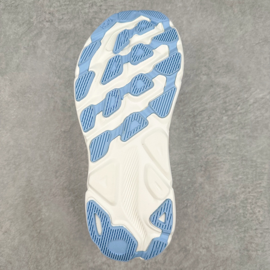 图片[9]-＃夏日福利特价 HOKA ONE ONE Clifton 克里夫顿9代专业性能减震公路跑步鞋 轻盈透气的针织网面和纱线的使用让鞋面更挺拔 增强鞋面的强度和支撑性能 搭配柔软的鞋舌 让双脚在舒适包裹中跑的更加畅快 全新泡棉中底 柔软的同时增强回弹性能 为不同跑者提供更平稳流畅的脚感 带来全面的缓冲保护 根据人体工程学设计的延长拉襟 后跟处弹软的海绵填充舒适固定 避免掉跟和摩擦 相比上一代光滑的内衬 Clifton 9的内衬增强了摩擦力 避免双脚在鞋内滑动 尺码：36 36.5 37.5 38 38.5 39 40 40.5 41 42 42.5 43 44 44.5 45-选品中心