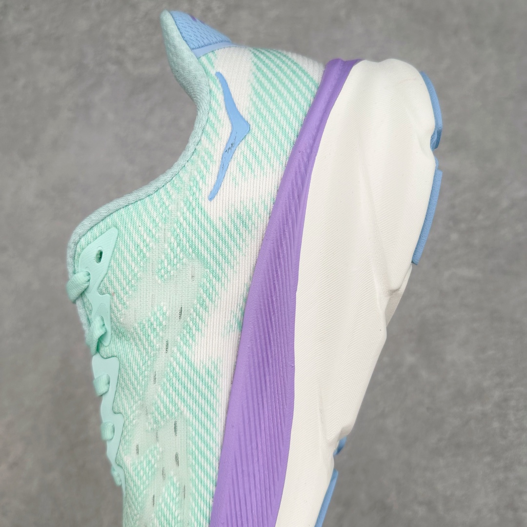 图片[7]-＃夏日福利特价 HOKA ONE ONE Clifton 克里夫顿9代专业性能减震公路跑步鞋 轻盈透气的针织网面和纱线的使用让鞋面更挺拔 增强鞋面的强度和支撑性能 搭配柔软的鞋舌 让双脚在舒适包裹中跑的更加畅快 全新泡棉中底 柔软的同时增强回弹性能 为不同跑者提供更平稳流畅的脚感 带来全面的缓冲保护 根据人体工程学设计的延长拉襟 后跟处弹软的海绵填充舒适固定 避免掉跟和摩擦 相比上一代光滑的内衬 Clifton 9的内衬增强了摩擦力 避免双脚在鞋内滑动 尺码：36 36.5 37.5 38 38.5 39 40 40.5 41 42 42.5 43 44 44.5 45-选品中心