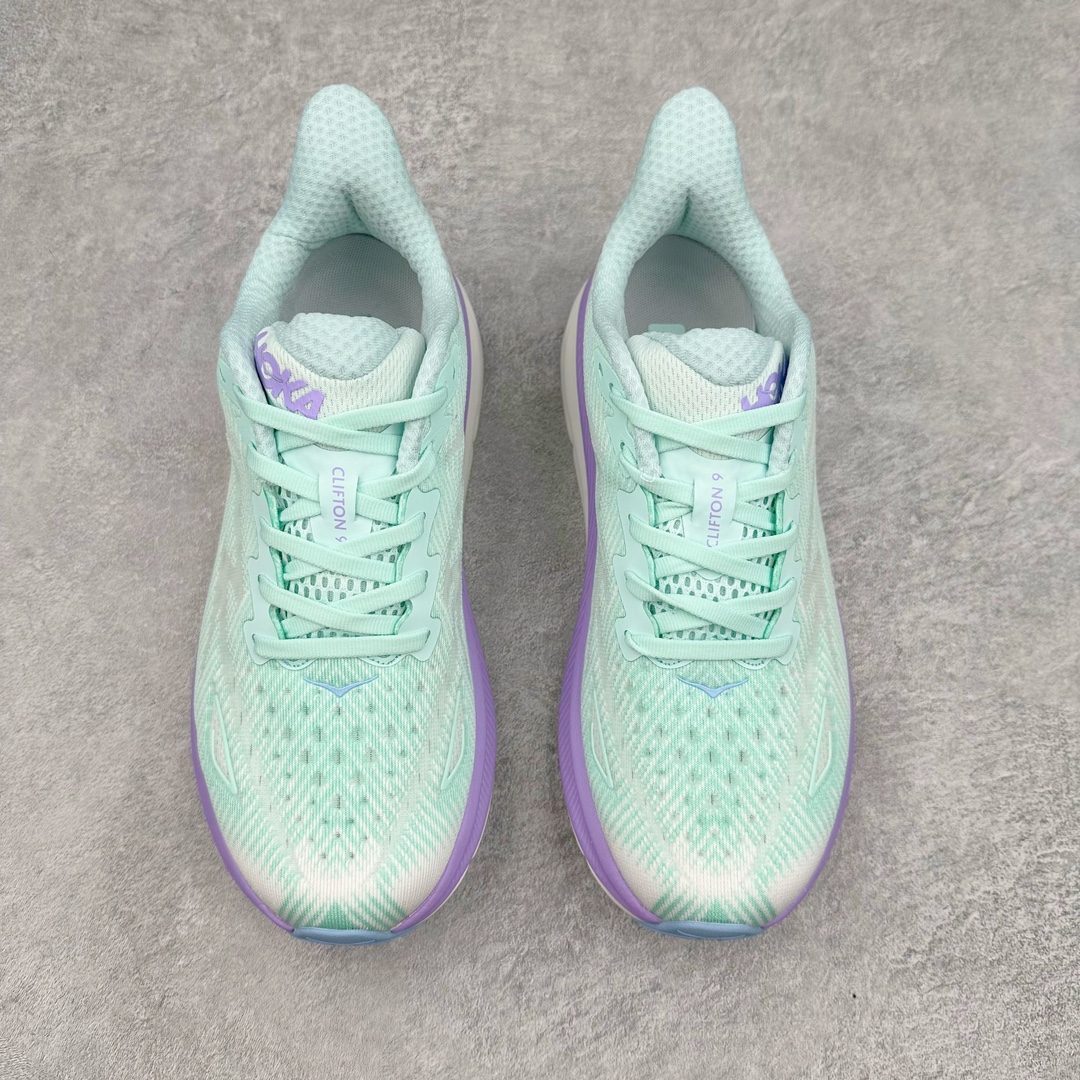 图片[2]-＃夏日福利特价 HOKA ONE ONE Clifton 克里夫顿9代专业性能减震公路跑步鞋 轻盈透气的针织网面和纱线的使用让鞋面更挺拔 增强鞋面的强度和支撑性能 搭配柔软的鞋舌 让双脚在舒适包裹中跑的更加畅快 全新泡棉中底 柔软的同时增强回弹性能 为不同跑者提供更平稳流畅的脚感 带来全面的缓冲保护 根据人体工程学设计的延长拉襟 后跟处弹软的海绵填充舒适固定 避免掉跟和摩擦 相比上一代光滑的内衬 Clifton 9的内衬增强了摩擦力 避免双脚在鞋内滑动 尺码：36 36.5 37.5 38 38.5 39 40 40.5 41 42 42.5 43 44 44.5 45-选品中心