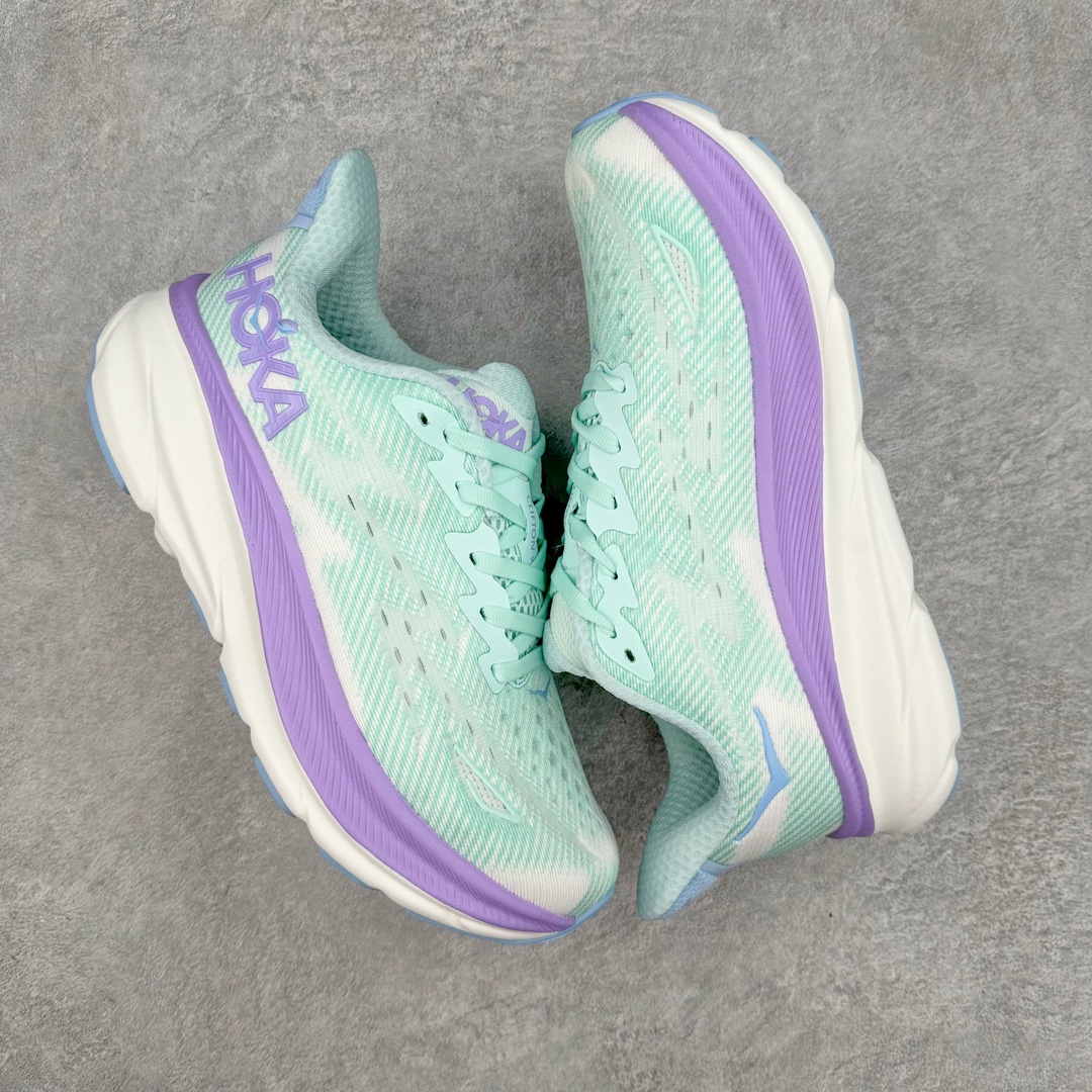 图片[3]-＃夏日福利特价 HOKA ONE ONE Clifton 克里夫顿9代专业性能减震公路跑步鞋 轻盈透气的针织网面和纱线的使用让鞋面更挺拔 增强鞋面的强度和支撑性能 搭配柔软的鞋舌 让双脚在舒适包裹中跑的更加畅快 全新泡棉中底 柔软的同时增强回弹性能 为不同跑者提供更平稳流畅的脚感 带来全面的缓冲保护 根据人体工程学设计的延长拉襟 后跟处弹软的海绵填充舒适固定 避免掉跟和摩擦 相比上一代光滑的内衬 Clifton 9的内衬增强了摩擦力 避免双脚在鞋内滑动 尺码：36 36.5 37.5 38 38.5 39 40 40.5 41 42 42.5 43 44 44.5 45-选品中心