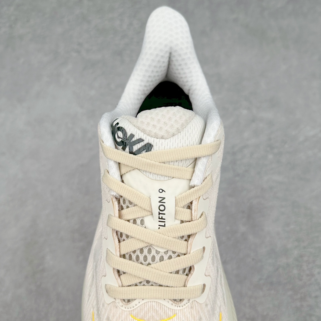 图片[5]-＃夏日福利特价 HOKA ONE ONE Clifton 克里夫顿9代专业性能减震公路跑步鞋 轻盈透气的针织网面和纱线的使用让鞋面更挺拔 增强鞋面的强度和支撑性能 搭配柔软的鞋舌 让双脚在舒适包裹中跑的更加畅快 全新泡棉中底 柔软的同时增强回弹性能 为不同跑者提供更平稳流畅的脚感 带来全面的缓冲保护 根据人体工程学设计的延长拉襟 后跟处弹软的海绵填充舒适固定 避免掉跟和摩擦 相比上一代光滑的内衬 Clifton 9的内衬增强了摩擦力 避免双脚在鞋内滑动 尺码：36 36.5 37.5 38 38.5 39 40 40.5 41 42 42.5 43 44 44.5 45-选品中心