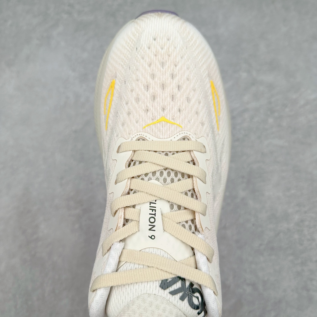 图片[4]-＃夏日福利特价 HOKA ONE ONE Clifton 克里夫顿9代专业性能减震公路跑步鞋 轻盈透气的针织网面和纱线的使用让鞋面更挺拔 增强鞋面的强度和支撑性能 搭配柔软的鞋舌 让双脚在舒适包裹中跑的更加畅快 全新泡棉中底 柔软的同时增强回弹性能 为不同跑者提供更平稳流畅的脚感 带来全面的缓冲保护 根据人体工程学设计的延长拉襟 后跟处弹软的海绵填充舒适固定 避免掉跟和摩擦 相比上一代光滑的内衬 Clifton 9的内衬增强了摩擦力 避免双脚在鞋内滑动 尺码：36 36.5 37.5 38 38.5 39 40 40.5 41 42 42.5 43 44 44.5 45-选品中心