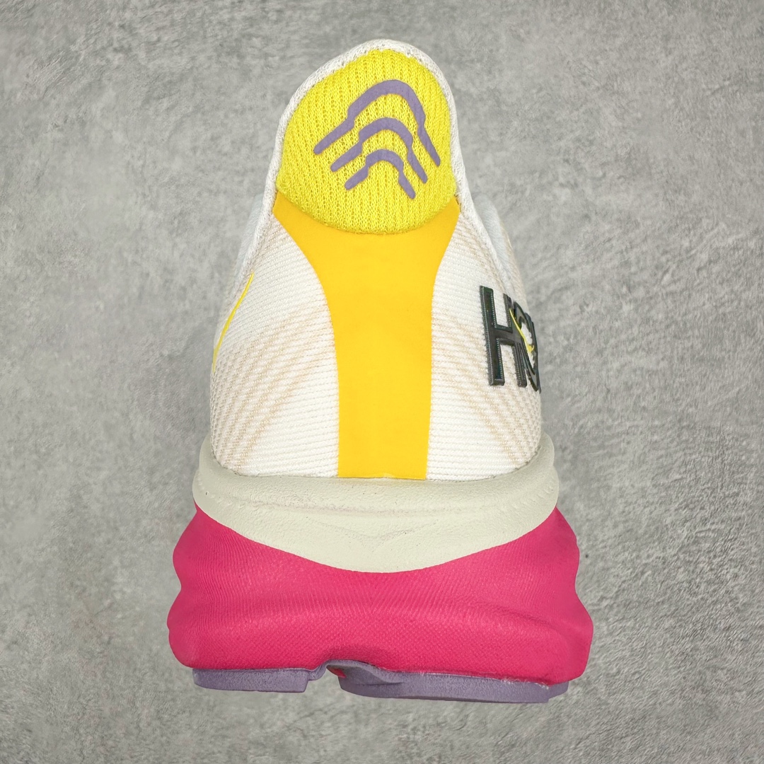 图片[8]-＃夏日福利特价 HOKA ONE ONE Clifton 克里夫顿9代专业性能减震公路跑步鞋 轻盈透气的针织网面和纱线的使用让鞋面更挺拔 增强鞋面的强度和支撑性能 搭配柔软的鞋舌 让双脚在舒适包裹中跑的更加畅快 全新泡棉中底 柔软的同时增强回弹性能 为不同跑者提供更平稳流畅的脚感 带来全面的缓冲保护 根据人体工程学设计的延长拉襟 后跟处弹软的海绵填充舒适固定 避免掉跟和摩擦 相比上一代光滑的内衬 Clifton 9的内衬增强了摩擦力 避免双脚在鞋内滑动 尺码：36 36.5 37.5 38 38.5 39 40 40.5 41 42 42.5 43 44 44.5 45-选品中心