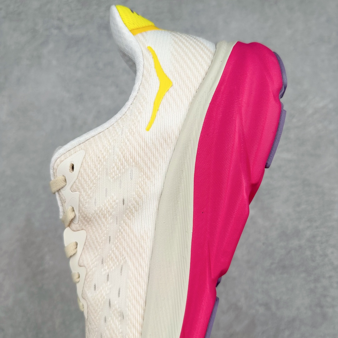 图片[7]-＃夏日福利特价 HOKA ONE ONE Clifton 克里夫顿9代专业性能减震公路跑步鞋 轻盈透气的针织网面和纱线的使用让鞋面更挺拔 增强鞋面的强度和支撑性能 搭配柔软的鞋舌 让双脚在舒适包裹中跑的更加畅快 全新泡棉中底 柔软的同时增强回弹性能 为不同跑者提供更平稳流畅的脚感 带来全面的缓冲保护 根据人体工程学设计的延长拉襟 后跟处弹软的海绵填充舒适固定 避免掉跟和摩擦 相比上一代光滑的内衬 Clifton 9的内衬增强了摩擦力 避免双脚在鞋内滑动 尺码：36 36.5 37.5 38 38.5 39 40 40.5 41 42 42.5 43 44 44.5 45-选品中心