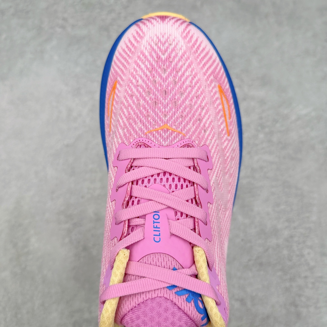 图片[4]-＃夏日福利特价 HOKA ONE ONE Clifton 克里夫顿9代专业性能减震公路跑步鞋 轻盈透气的针织网面和纱线的使用让鞋面更挺拔 增强鞋面的强度和支撑性能 搭配柔软的鞋舌 让双脚在舒适包裹中跑的更加畅快 全新泡棉中底 柔软的同时增强回弹性能 为不同跑者提供更平稳流畅的脚感 带来全面的缓冲保护 根据人体工程学设计的延长拉襟 后跟处弹软的海绵填充舒适固定 避免掉跟和摩擦 相比上一代光滑的内衬 Clifton 9的内衬增强了摩擦力 避免双脚在鞋内滑动 尺码：36 36.5 37.5 38 38.5 39 40 40.5 41 42 42.5 43 44 44.5 45-选品中心