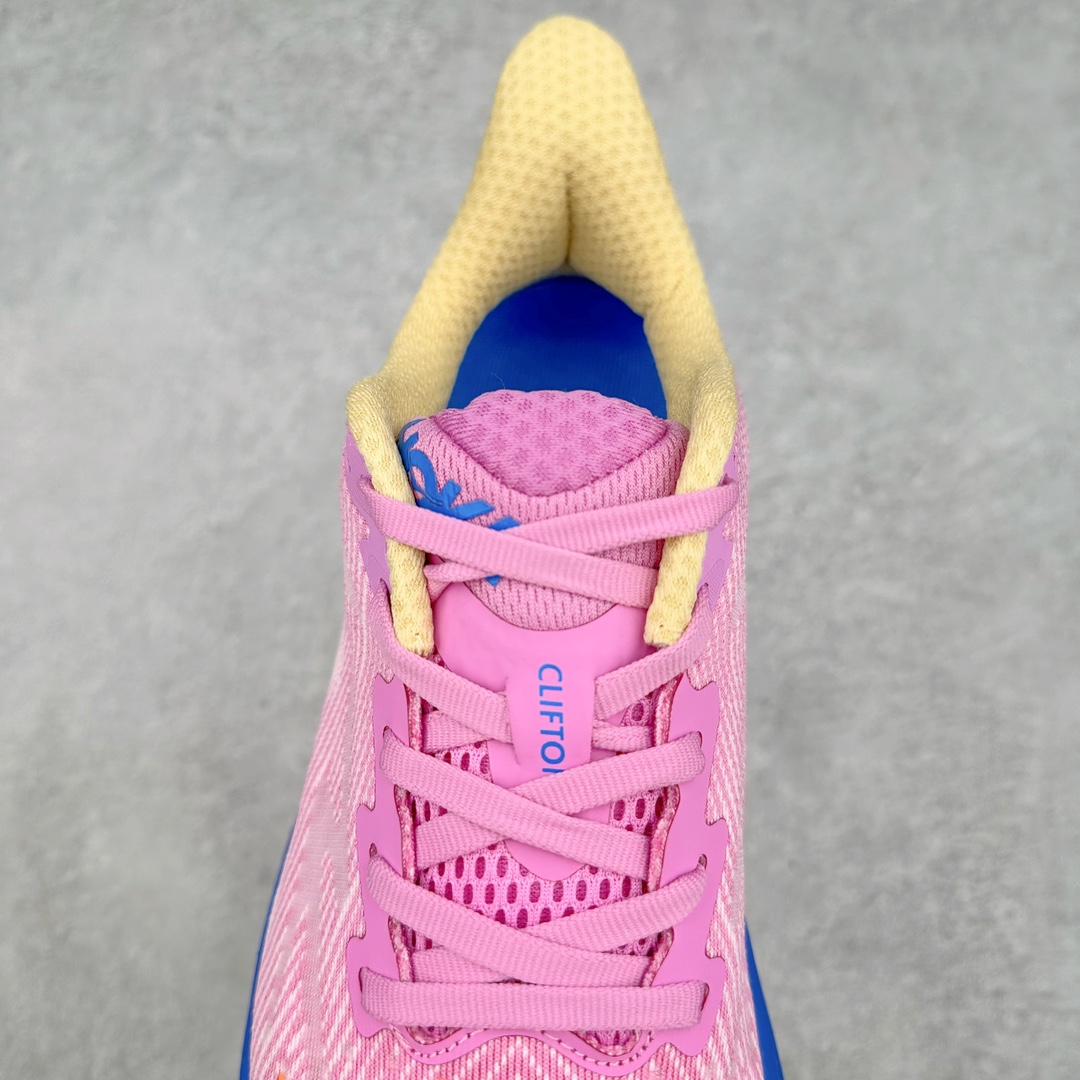 图片[5]-＃夏日福利特价 HOKA ONE ONE Clifton 克里夫顿9代专业性能减震公路跑步鞋 轻盈透气的针织网面和纱线的使用让鞋面更挺拔 增强鞋面的强度和支撑性能 搭配柔软的鞋舌 让双脚在舒适包裹中跑的更加畅快 全新泡棉中底 柔软的同时增强回弹性能 为不同跑者提供更平稳流畅的脚感 带来全面的缓冲保护 根据人体工程学设计的延长拉襟 后跟处弹软的海绵填充舒适固定 避免掉跟和摩擦 相比上一代光滑的内衬 Clifton 9的内衬增强了摩擦力 避免双脚在鞋内滑动 尺码：36 36.5 37.5 38 38.5 39 40 40.5 41 42 42.5 43 44 44.5 45-选品中心