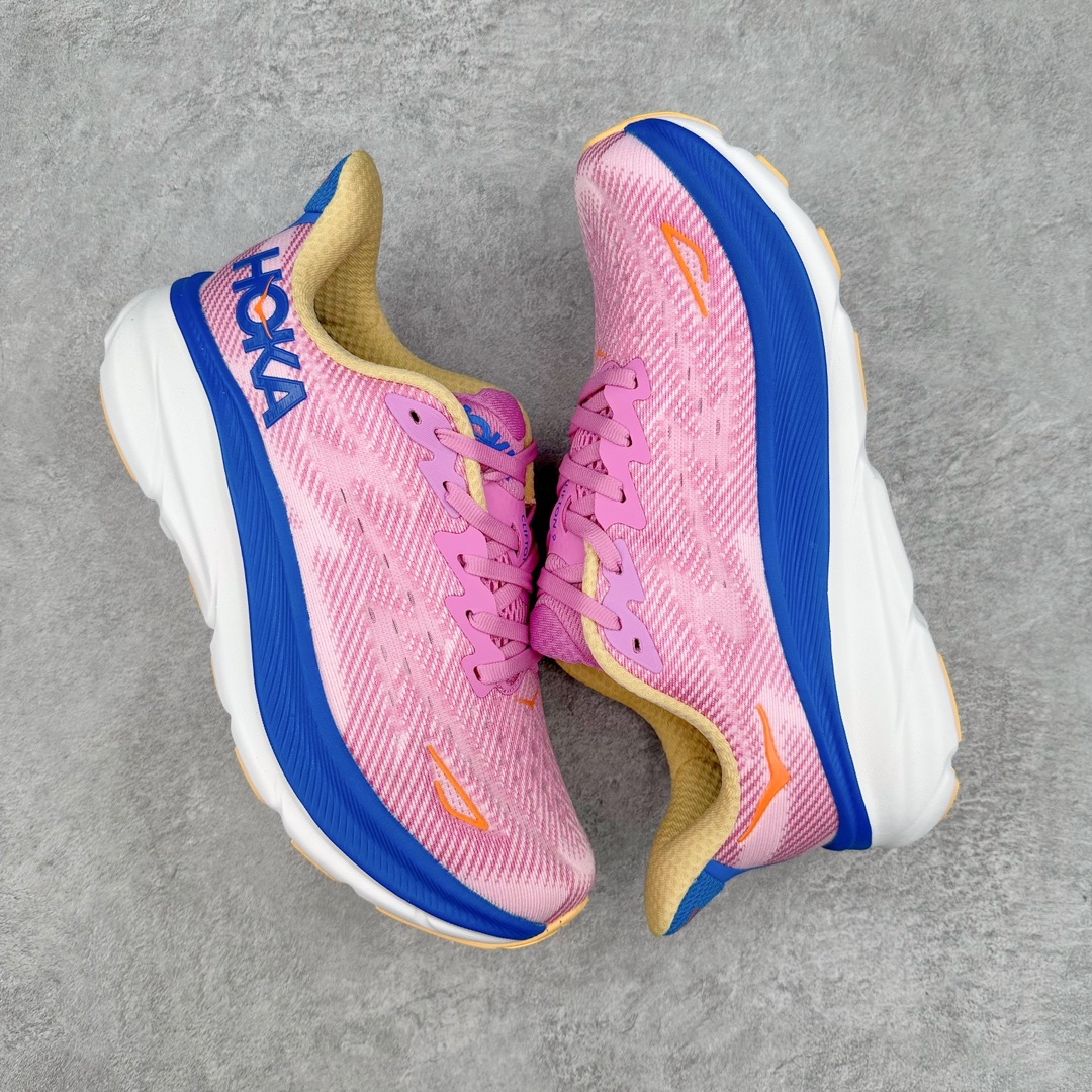 图片[3]-＃夏日福利特价 HOKA ONE ONE Clifton 克里夫顿9代专业性能减震公路跑步鞋 轻盈透气的针织网面和纱线的使用让鞋面更挺拔 增强鞋面的强度和支撑性能 搭配柔软的鞋舌 让双脚在舒适包裹中跑的更加畅快 全新泡棉中底 柔软的同时增强回弹性能 为不同跑者提供更平稳流畅的脚感 带来全面的缓冲保护 根据人体工程学设计的延长拉襟 后跟处弹软的海绵填充舒适固定 避免掉跟和摩擦 相比上一代光滑的内衬 Clifton 9的内衬增强了摩擦力 避免双脚在鞋内滑动 尺码：36 36.5 37.5 38 38.5 39 40 40.5 41 42 42.5 43 44 44.5 45-选品中心