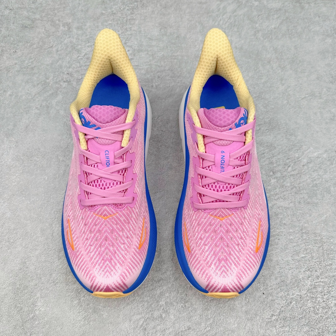 图片[2]-＃夏日福利特价 HOKA ONE ONE Clifton 克里夫顿9代专业性能减震公路跑步鞋 轻盈透气的针织网面和纱线的使用让鞋面更挺拔 增强鞋面的强度和支撑性能 搭配柔软的鞋舌 让双脚在舒适包裹中跑的更加畅快 全新泡棉中底 柔软的同时增强回弹性能 为不同跑者提供更平稳流畅的脚感 带来全面的缓冲保护 根据人体工程学设计的延长拉襟 后跟处弹软的海绵填充舒适固定 避免掉跟和摩擦 相比上一代光滑的内衬 Clifton 9的内衬增强了摩擦力 避免双脚在鞋内滑动 尺码：36 36.5 37.5 38 38.5 39 40 40.5 41 42 42.5 43 44 44.5 45-选品中心