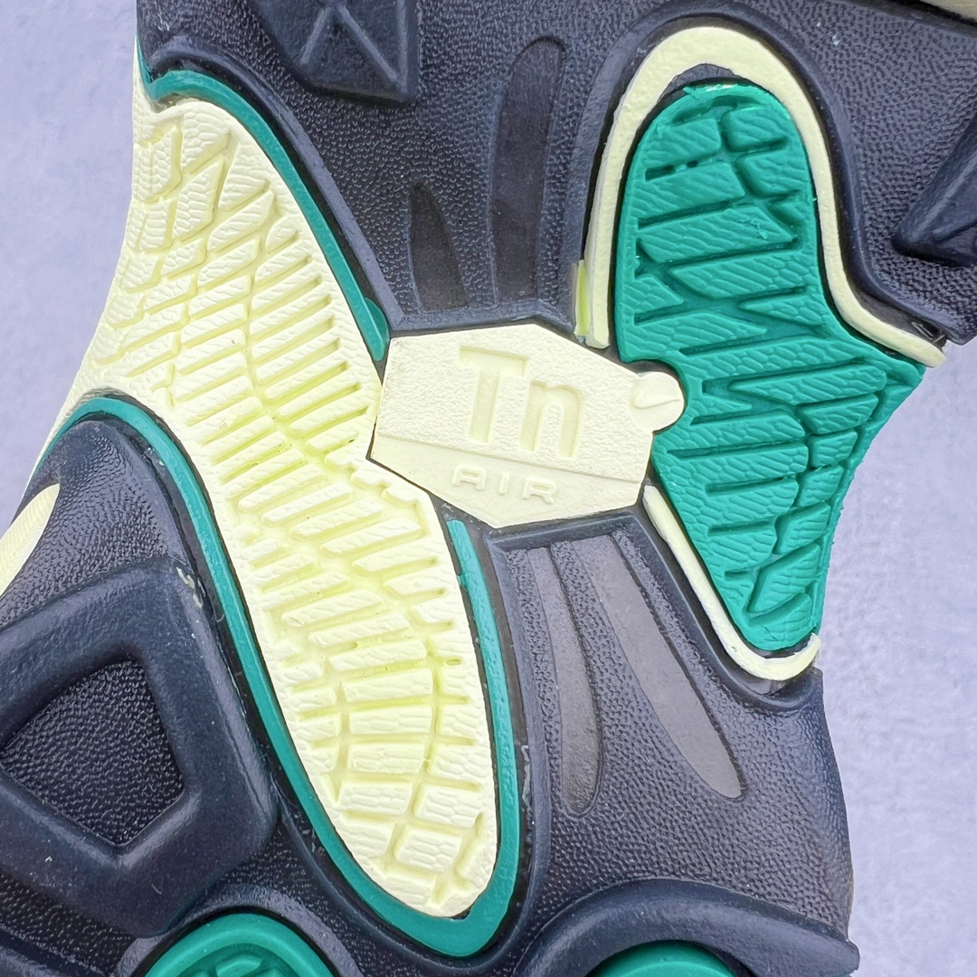 图片[10]-＃MX NK Air Max Plus Drift 复古气垫跑鞋 FD4290-009 中底造型大部分保留，仅在前段追加了加固上翻 鞋面的经典轮廓得以重塑 带来更契合现代审美的外观 整双鞋采用撞色妆点 鞋面采用网眼布和皮革材质打造 鞋舌处带有 3M 反光科技 鞋垫处和鞋后跟印有 “TN” 字样 彰显鞋款身份 配置方面中底搭载 Air Max 科技 保证了日常穿着的缓震性 尺码：36 36.5 37.5 38 38.5 39 40 40.5 41 42 42.5 43 44 44.5 45-选品中心