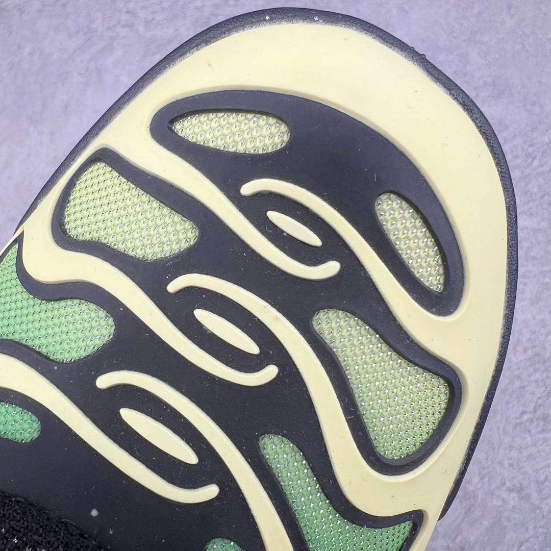 图片[11]-＃MX NK Air Max Plus Drift 复古气垫跑鞋 FD4290-009 中底造型大部分保留，仅在前段追加了加固上翻 鞋面的经典轮廓得以重塑 带来更契合现代审美的外观 整双鞋采用撞色妆点 鞋面采用网眼布和皮革材质打造 鞋舌处带有 3M 反光科技 鞋垫处和鞋后跟印有 “TN” 字样 彰显鞋款身份 配置方面中底搭载 Air Max 科技 保证了日常穿着的缓震性 尺码：36 36.5 37.5 38 38.5 39 40 40.5 41 42 42.5 43 44 44.5 45-选品中心