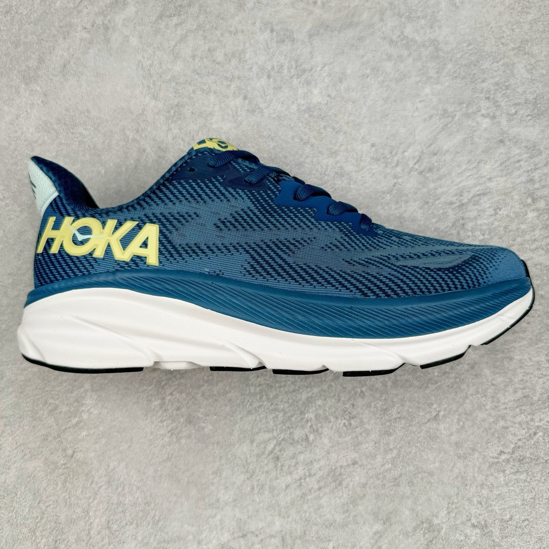 ＃夏日福利特价 HOKA ONE ONE Clifton 克里夫顿9代专业性能减震公路跑步鞋 轻盈透气的针织网面和纱线的使用让鞋面更挺拔 增强鞋面的强度和支撑性能 搭配柔软的鞋舌 让双脚在舒适包裹中跑的更加畅快 全新泡棉中底 柔软的同时增强回弹性能 为不同跑者提供更平稳流畅的脚感 带来全面的缓冲保护 根据人体工程学设计的延长拉襟 后跟处弹软的海绵填充舒适固定 避免掉跟和摩擦 相比上一代光滑的内衬 Clifton 9的内衬增强了摩擦力 避免双脚在鞋内滑动 尺码：36 36.5 37.5 38 38.5 39 40 40.5 41 42 42.5 43 44 44.5 45-选品中心