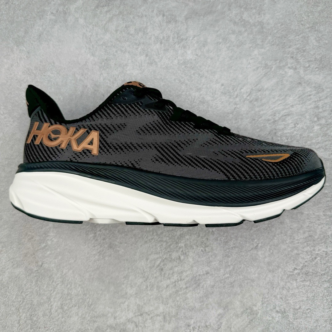 ＃夏日福利特价 HOKA ONE ONE Clifton 克里夫顿9代专业性能减震公路跑步鞋 轻盈透气的针织网面和纱线的使用让鞋面更挺拔 增强鞋面的强度和支撑性能 搭配柔软的鞋舌 让双脚在舒适包裹中跑的更加畅快 全新泡棉中底 柔软的同时增强回弹性能 为不同跑者提供更平稳流畅的脚感 带来全面的缓冲保护 根据人体工程学设计的延长拉襟 后跟处弹软的海绵填充舒适固定 避免掉跟和摩擦 相比上一代光滑的内衬 Clifton 9的内衬增强了摩擦力 避免双脚在鞋内滑动 尺码：36 36.5 37.5 38 38.5 39 40 40.5 41 42 42.5 43 44 44.5 45-选品中心