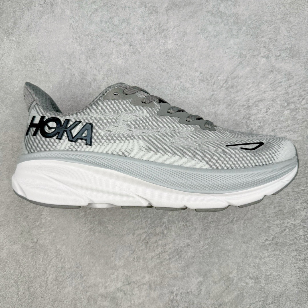 ＃夏日福利特价 HOKA ONE ONE Clifton 克里夫顿9代专业性能减震公路跑步鞋 轻盈透气的针织网面和纱线的使用让鞋面更挺拔 增强鞋面的强度和支撑性能 搭配柔软的鞋舌 让双脚在舒适包裹中跑的更加畅快 全新泡棉中底 柔软的同时增强回弹性能 为不同跑者提供更平稳流畅的脚感 带来全面的缓冲保护 根据人体工程学设计的延长拉襟 后跟处弹软的海绵填充舒适固定 避免掉跟和摩擦 相比上一代光滑的内衬 Clifton 9的内衬增强了摩擦力 避免双脚在鞋内滑动 尺码：36 36.5 37.5 38 38.5 39 40 40.5 41 42 42.5 43 44 44.5 45-选品中心