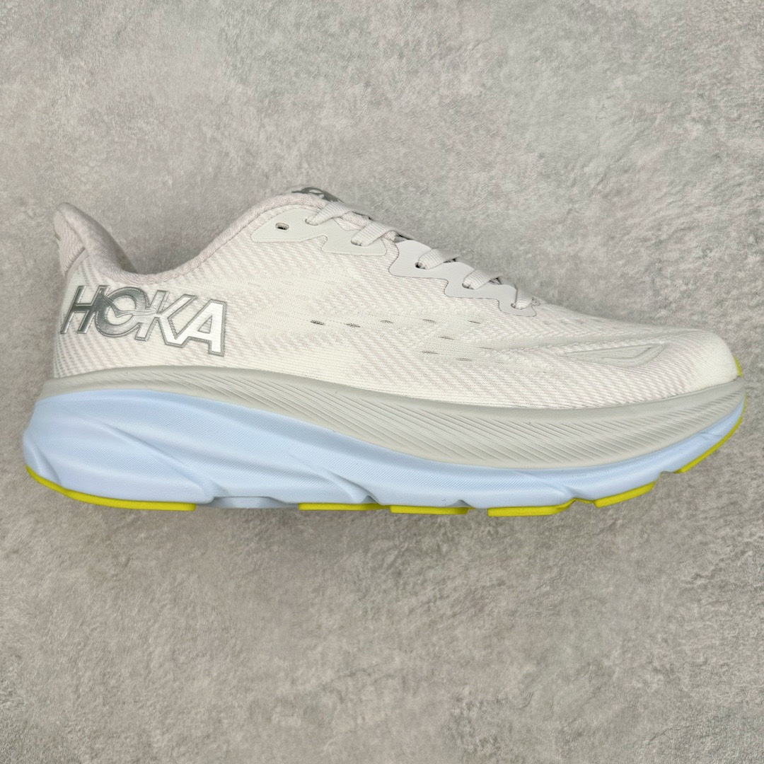 ＃夏日福利特价 HOKA ONE ONE Clifton 克里夫顿9代专业性能减震公路跑步鞋 轻盈透气的针织网面和纱线的使用让鞋面更挺拔 增强鞋面的强度和支撑性能 搭配柔软的鞋舌 让双脚在舒适包裹中跑的更加畅快 全新泡棉中底 柔软的同时增强回弹性能 为不同跑者提供更平稳流畅的脚感 带来全面的缓冲保护 根据人体工程学设计的延长拉襟 后跟处弹软的海绵填充舒适固定 避免掉跟和摩擦 相比上一代光滑的内衬 Clifton 9的内衬增强了摩擦力 避免双脚在鞋内滑动 尺码：36 36.5 37.5 38 38.5 39 40 40.5 41 42 42.5 43 44 44.5 45-选品中心