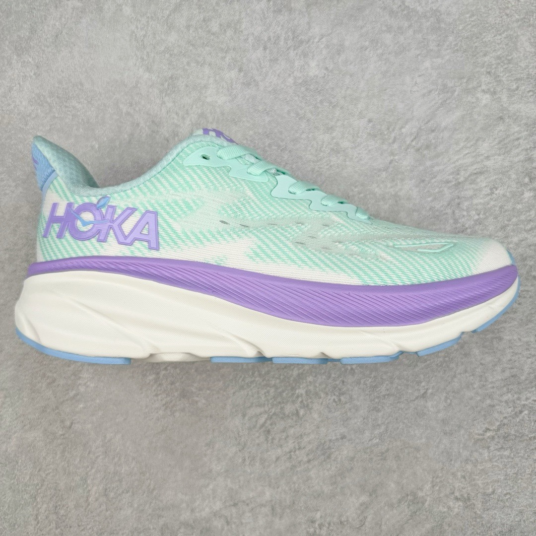 ＃夏日福利特价 HOKA ONE ONE Clifton 克里夫顿9代专业性能减震公路跑步鞋 轻盈透气的针织网面和纱线的使用让鞋面更挺拔 增强鞋面的强度和支撑性能 搭配柔软的鞋舌 让双脚在舒适包裹中跑的更加畅快 全新泡棉中底 柔软的同时增强回弹性能 为不同跑者提供更平稳流畅的脚感 带来全面的缓冲保护 根据人体工程学设计的延长拉襟 后跟处弹软的海绵填充舒适固定 避免掉跟和摩擦 相比上一代光滑的内衬 Clifton 9的内衬增强了摩擦力 避免双脚在鞋内滑动 尺码：36 36.5 37.5 38 38.5 39 40 40.5 41 42 42.5 43 44 44.5 45-选品中心