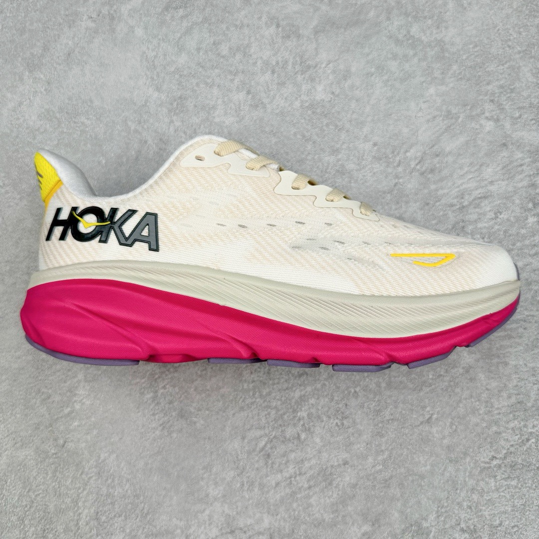 ＃夏日福利特价 HOKA ONE ONE Clifton 克里夫顿9代专业性能减震公路跑步鞋 轻盈透气的针织网面和纱线的使用让鞋面更挺拔 增强鞋面的强度和支撑性能 搭配柔软的鞋舌 让双脚在舒适包裹中跑的更加畅快 全新泡棉中底 柔软的同时增强回弹性能 为不同跑者提供更平稳流畅的脚感 带来全面的缓冲保护 根据人体工程学设计的延长拉襟 后跟处弹软的海绵填充舒适固定 避免掉跟和摩擦 相比上一代光滑的内衬 Clifton 9的内衬增强了摩擦力 避免双脚在鞋内滑动 尺码：36 36.5 37.5 38 38.5 39 40 40.5 41 42 42.5 43 44 44.5 45-选品中心