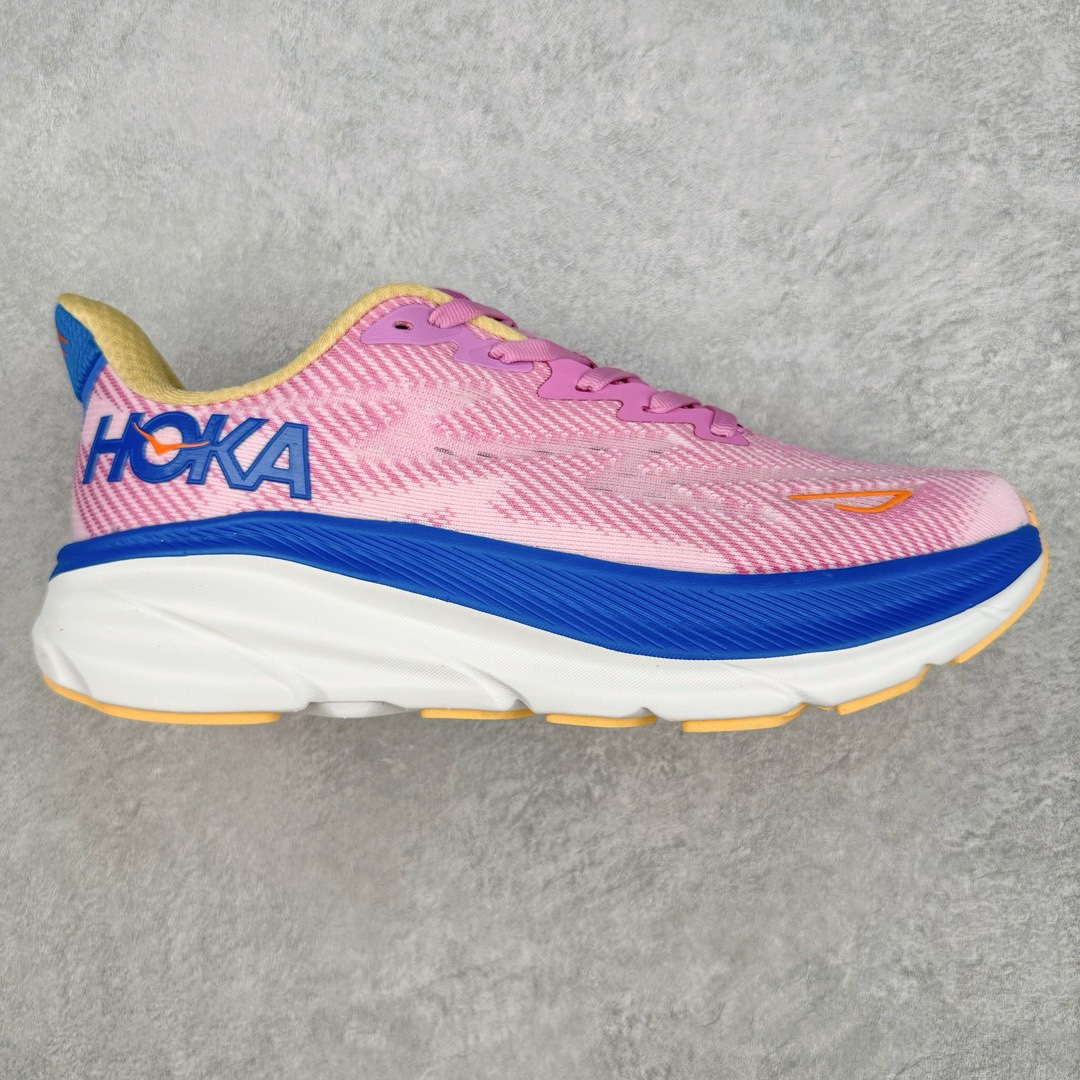 ＃夏日福利特价 HOKA ONE ONE Clifton 克里夫顿9代专业性能减震公路跑步鞋 轻盈透气的针织网面和纱线的使用让鞋面更挺拔 增强鞋面的强度和支撑性能 搭配柔软的鞋舌 让双脚在舒适包裹中跑的更加畅快 全新泡棉中底 柔软的同时增强回弹性能 为不同跑者提供更平稳流畅的脚感 带来全面的缓冲保护 根据人体工程学设计的延长拉襟 后跟处弹软的海绵填充舒适固定 避免掉跟和摩擦 相比上一代光滑的内衬 Clifton 9的内衬增强了摩擦力 避免双脚在鞋内滑动 尺码：36 36.5 37.5 38 38.5 39 40 40.5 41 42 42.5 43 44 44.5 45-选品中心