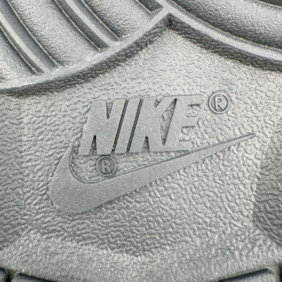 图片[18]-＃YC纯原福利 NK Dunk Low 金属朋克 DD1391-100 定制系列天花板 无原鞋不开发 全系列得物原鞋一比一校对开发 配色持续更新中 终端对接 优势输出 全套原厂楦头原纸板数据档案倾力打造 原汁原味莞产 极致还原 圈内最强针车工艺 高端零售指定版 广东原厂配套原盒原标 鞋盒分三个尺码段 原厂冲刀 超高清洁度 全鞋零毛边皮料切割 采用原厂百宏鞋带以及原厂百宏织唛舌标 内标可供原厂几率过验 进口原装条纹中底布 四线拉帮白色点胶 原厂拉帮手法遵循公司 原厂电绣 极致还原 尺码：35.5 36 36.5 37.5 38 38.5 39 40 40.5 41 42 42.5 43 44 44.5 45 46 47.5-选品中心