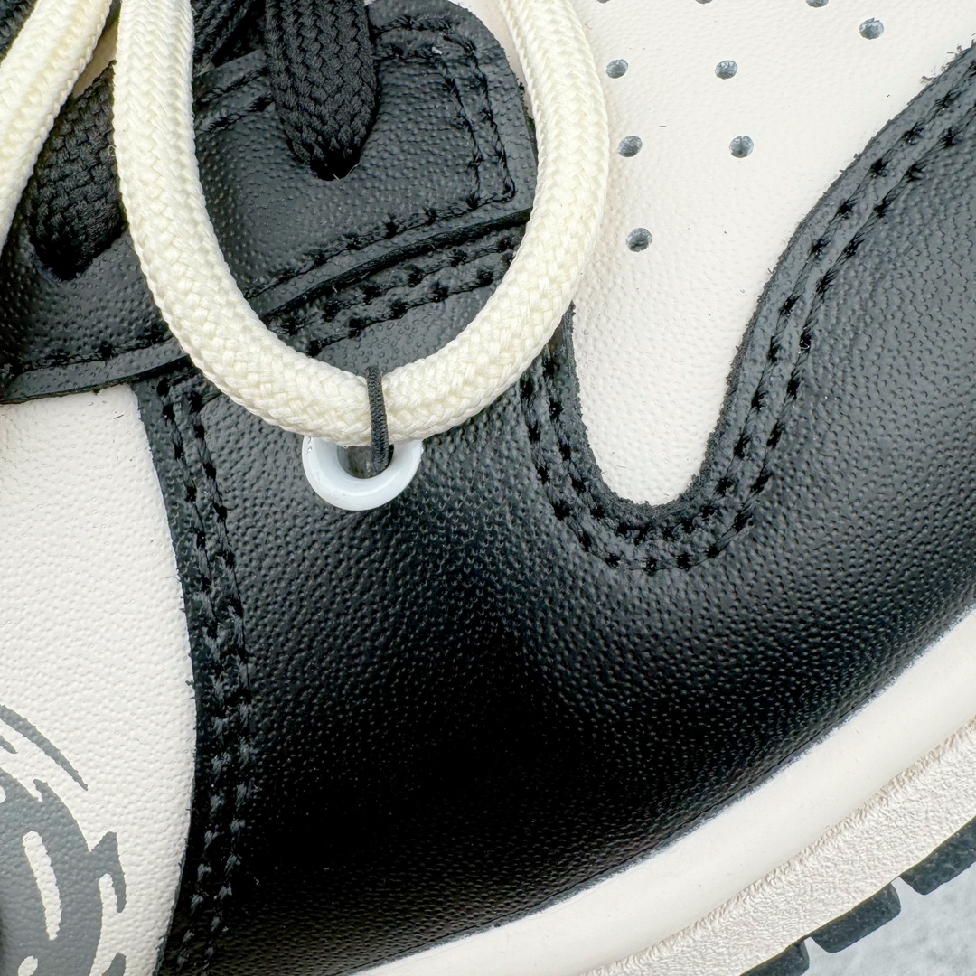 图片[15]-＃YC纯原福利 NK Dunk Low 金属朋克 DD1391-100 定制系列天花板 无原鞋不开发 全系列得物原鞋一比一校对开发 配色持续更新中 终端对接 优势输出 全套原厂楦头原纸板数据档案倾力打造 原汁原味莞产 极致还原 圈内最强针车工艺 高端零售指定版 广东原厂配套原盒原标 鞋盒分三个尺码段 原厂冲刀 超高清洁度 全鞋零毛边皮料切割 采用原厂百宏鞋带以及原厂百宏织唛舌标 内标可供原厂几率过验 进口原装条纹中底布 四线拉帮白色点胶 原厂拉帮手法遵循公司 原厂电绣 极致还原 尺码：35.5 36 36.5 37.5 38 38.5 39 40 40.5 41 42 42.5 43 44 44.5 45 46 47.5-选品中心